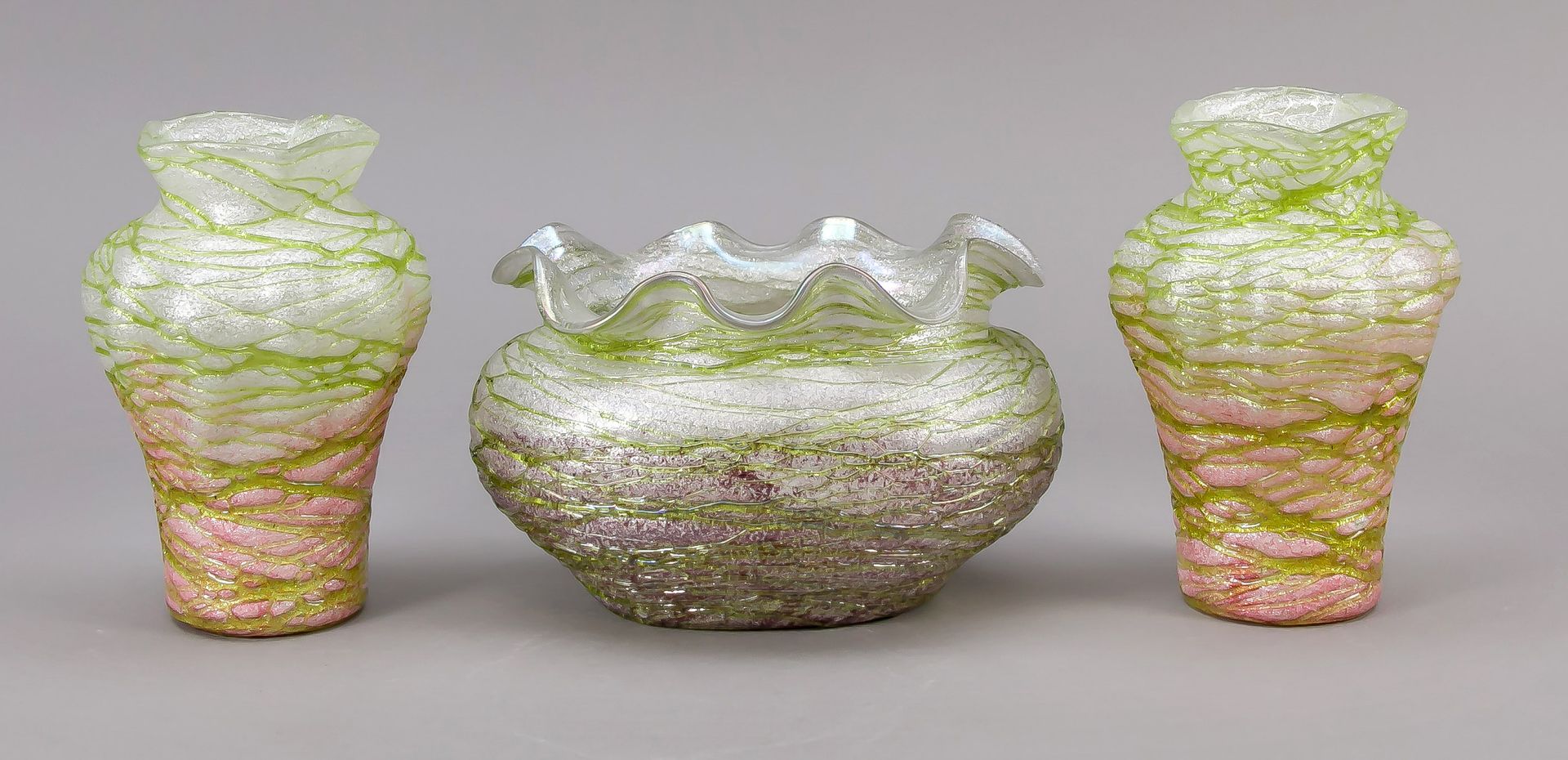 Null 椭圆形碗和一对花瓶，大约1900年，每个都有球体，透明玻璃，银色的覆盖物，有紫色或粉色的熔体，每个都有绿色的线熔体，凸起的长19厘米，两边的高度15.&hellip;