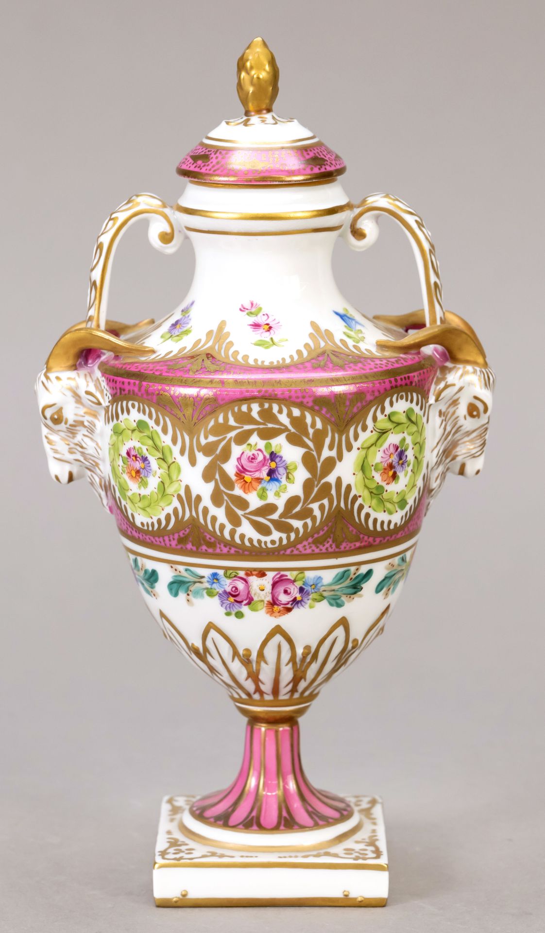 Null 有盖花瓶，Potschappel，德累斯顿，20世纪，双耳瓶的形式，侧面把手连接在栈桥头上面，多色画花，粉红色背景，装饰性镀金，高20厘米