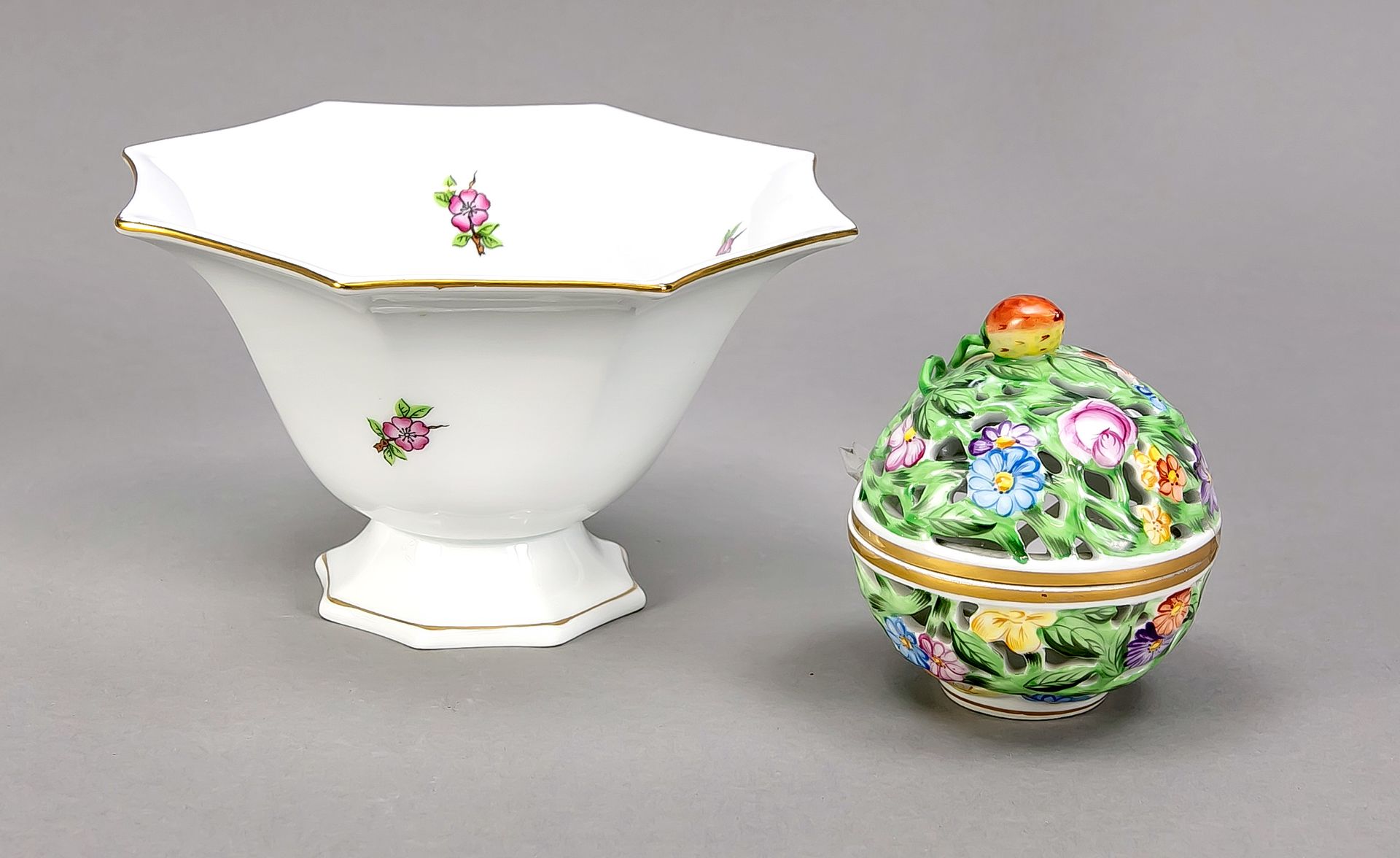 Null 小碗和bonbonnière，Herend，20世纪，八角形碗，有散花和金边，直径15.5厘米，球状的盖碗，有草莓状的把手，四周有穿墙，直径7厘米
