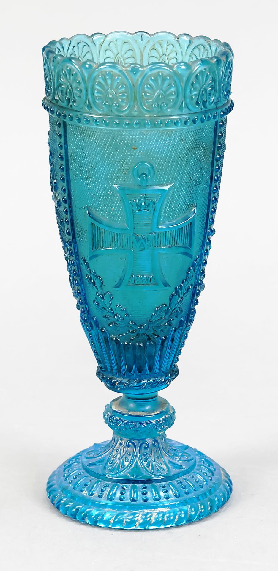 Null 祖国脚杯，约1900年，圆形支架，短柄，锥形圆顶，蓝色模制玻璃，壁上有丰富的浮雕装饰，高18.5厘米