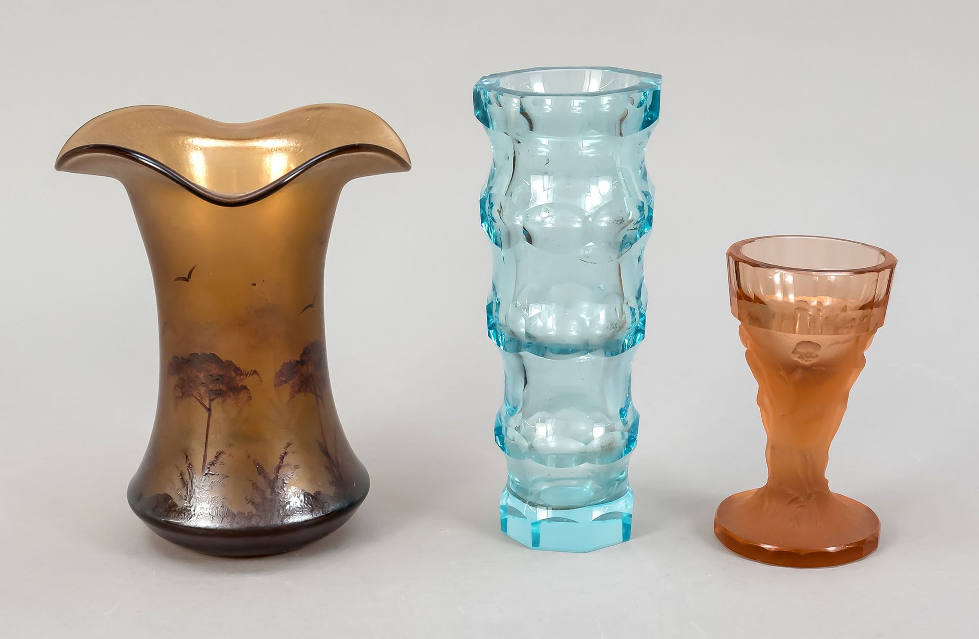 Lot de trois pièces, 20e s., 2 vases et 1 verre à pied, verre de différentes cou&hellip;