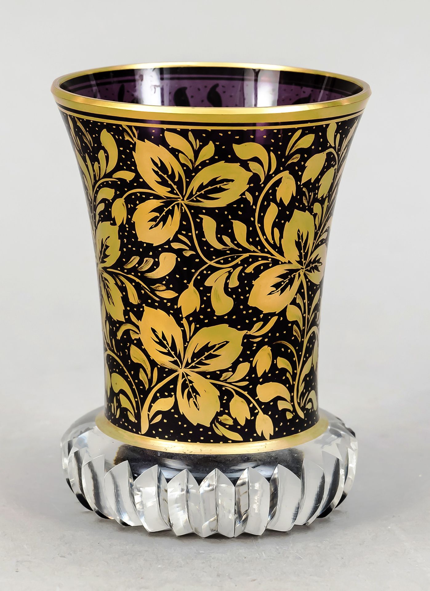 Null 高脚杯，20世纪，花形支架，棱角分明的切割，杯身有加宽的壁，透明和紫色的玻璃，有丰富的金色花卉装饰，高12厘米
