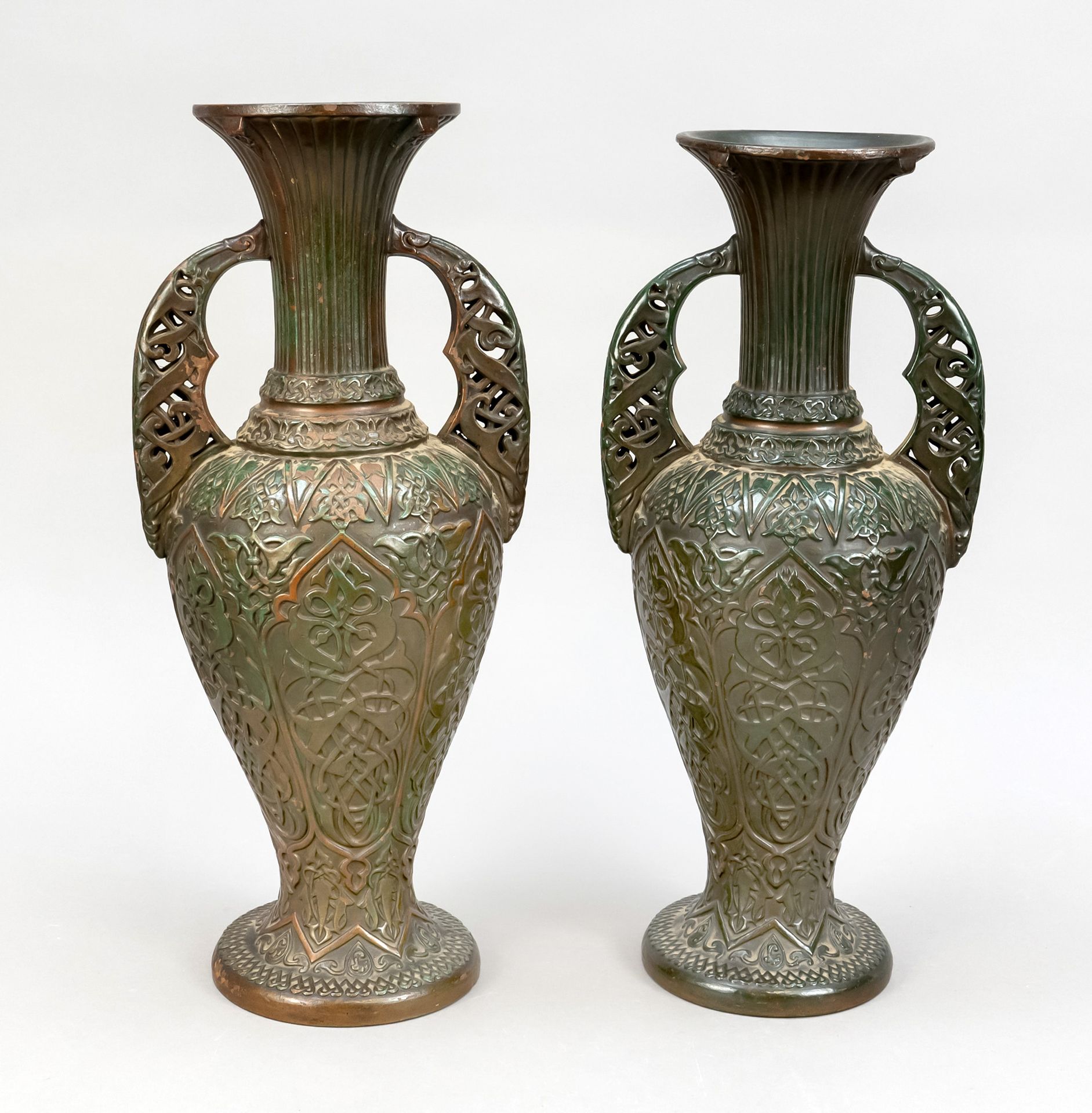 Null 一对花瓶，施泰因瑙，西里西亚，20世纪20年代，陶瓷，青铜光学的釉面，细长的双耳瓶形状，两侧有把手，镂空，高37厘米