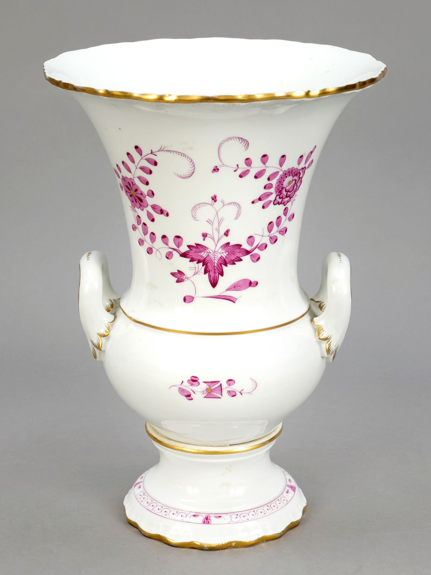 Null 花瓶，麦森，1934年后的标记，第二选择，向下鼓起的形式，有侧边的把手，圆底，波浪形的边缘，向上翻转的唇边，装饰印度普尔普鲁尔，装饰性的镀金，高25.&hellip;
