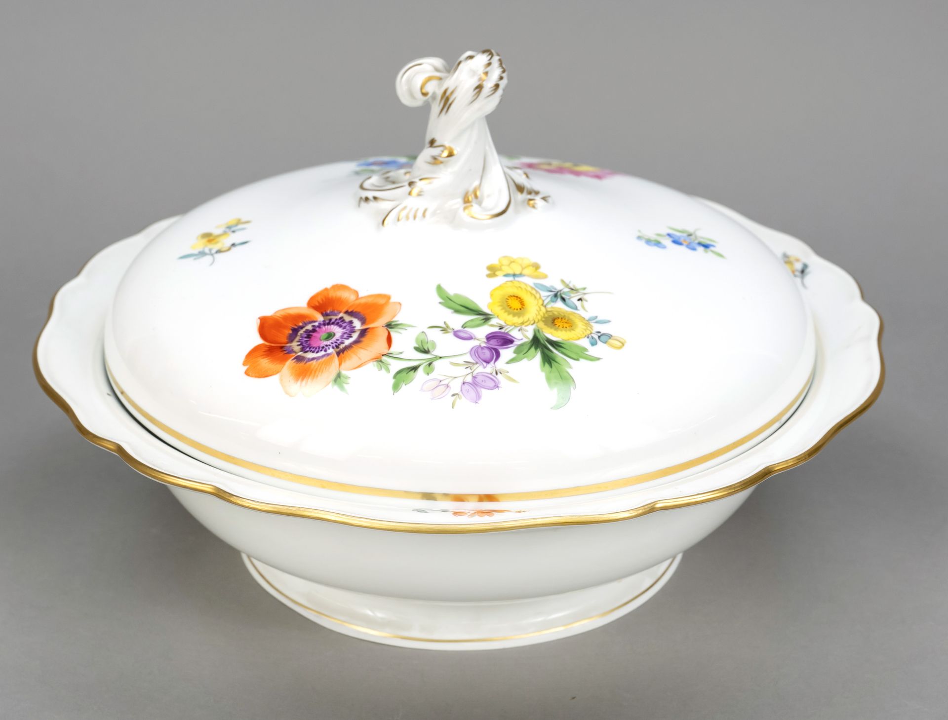 Null Round lidded bowl, Meissen, 1950s, 1st choice, New Cutout shape, polychrome&hellip;