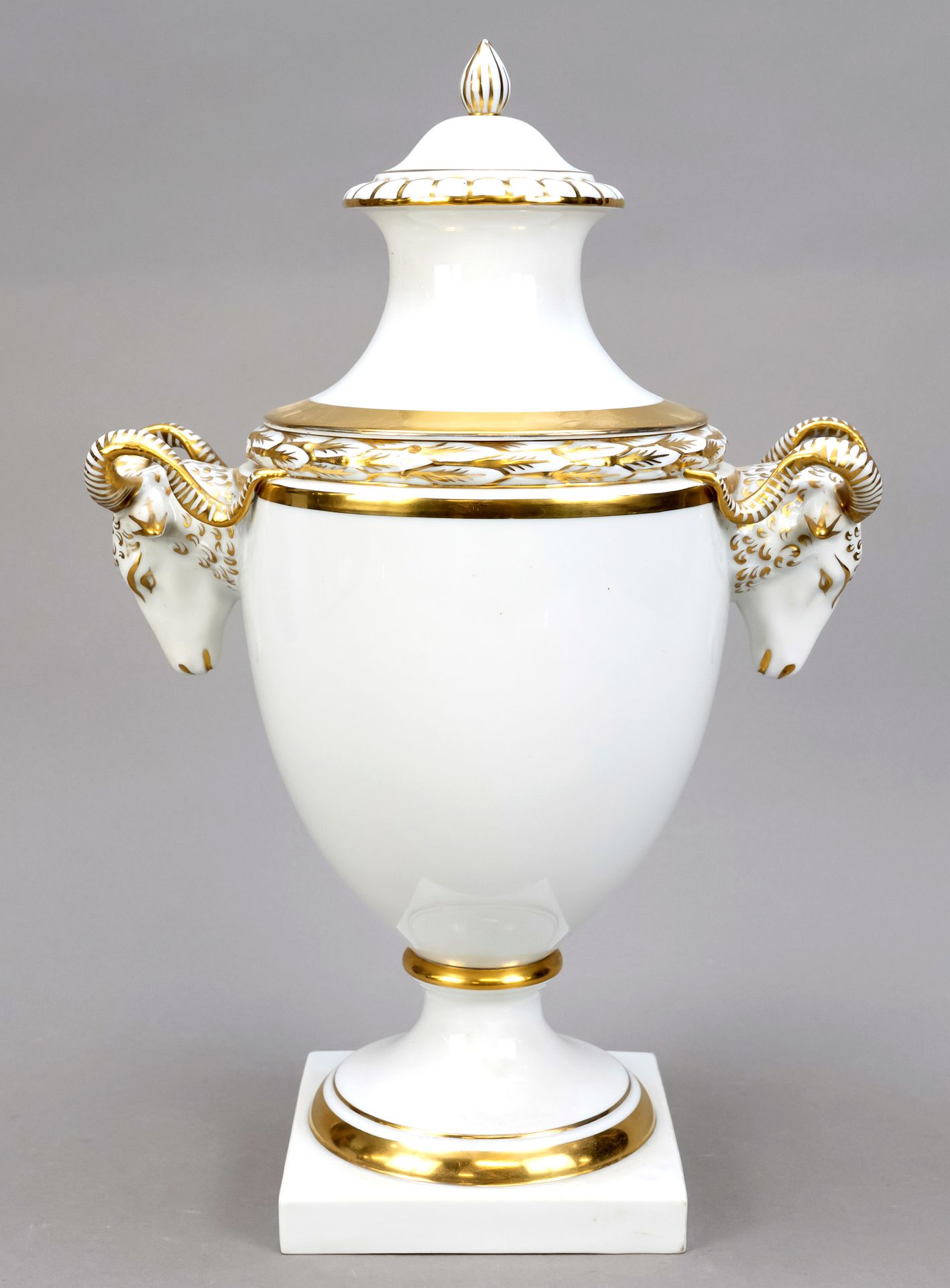 Null Vase à couvercle avec mascarons à tête de bélier, Fürstneberg, 20e s., corp&hellip;