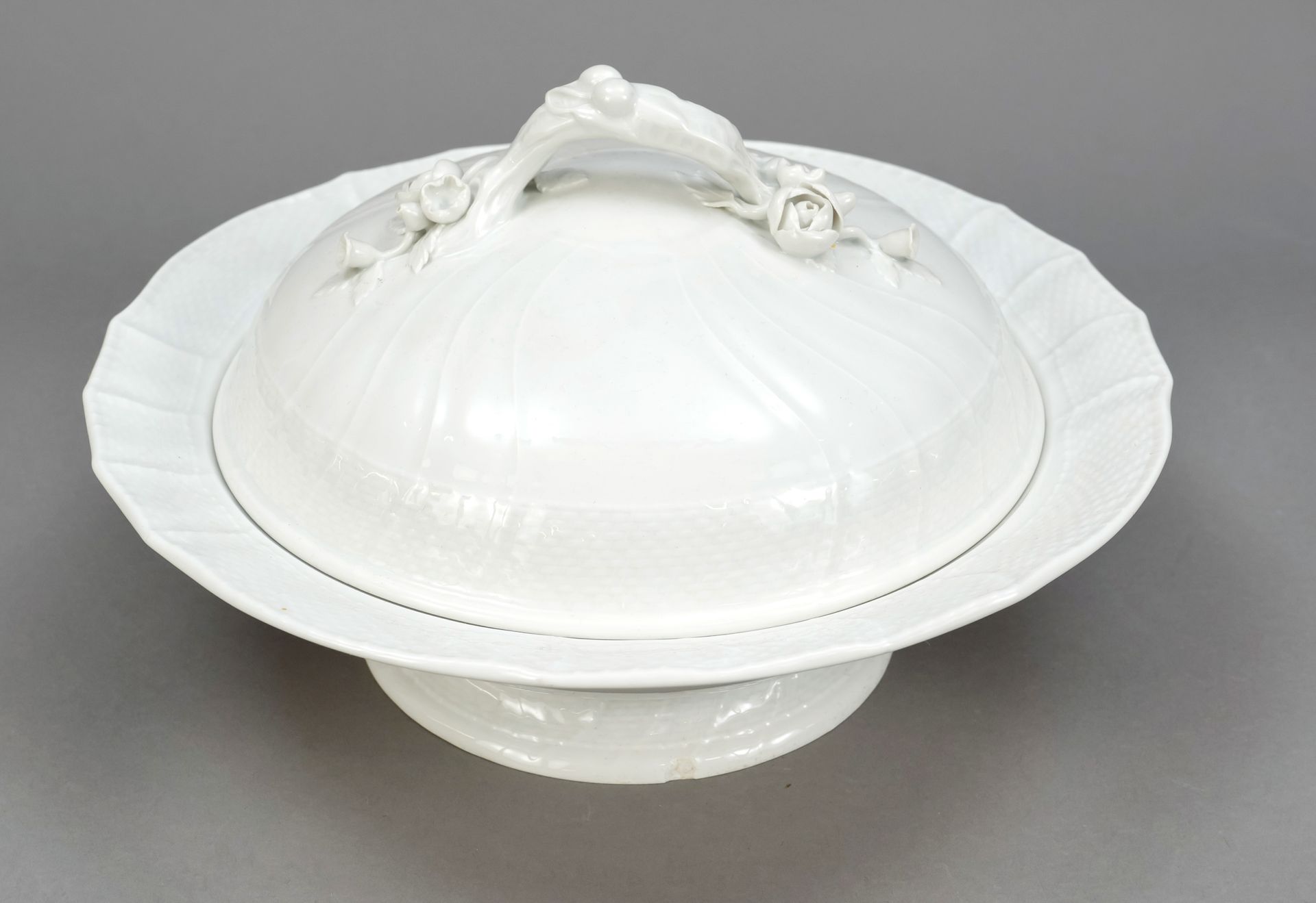 Null Lidded tureen, KPM Berlin, 20th c., 2nd choice, form Neueozier, white, lid &hellip;