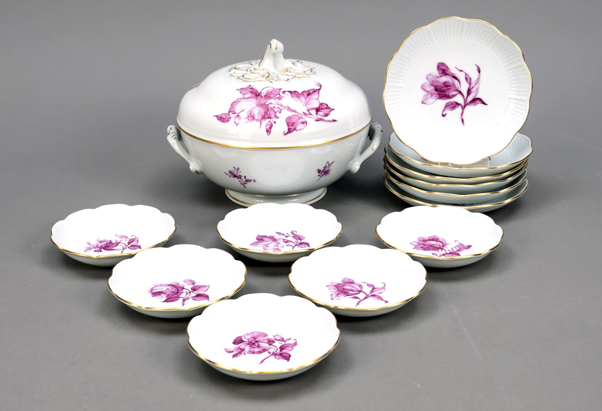 Null 小盖碗和12个小碗，路德维希堡，20世纪末，紫色的花卉绘画，装饰性镀金，盖碗，宽18厘米，6个小碗，直径9.5厘米，6个小碗，12厘米
