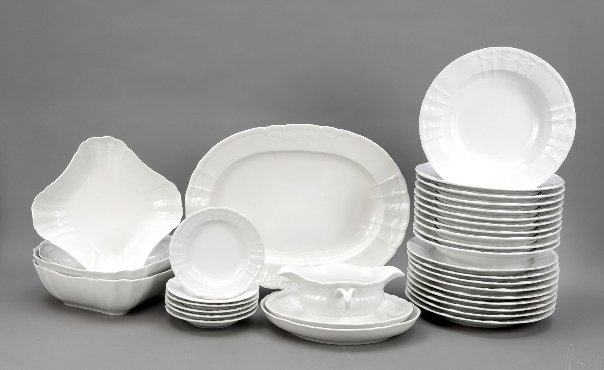 Null 晚餐服务，33件，KPM柏林，标记1962-1992，第二选择，形式Rocaille，设计Friedrich Elias Meyer，白色，11个汤盘&hellip;
