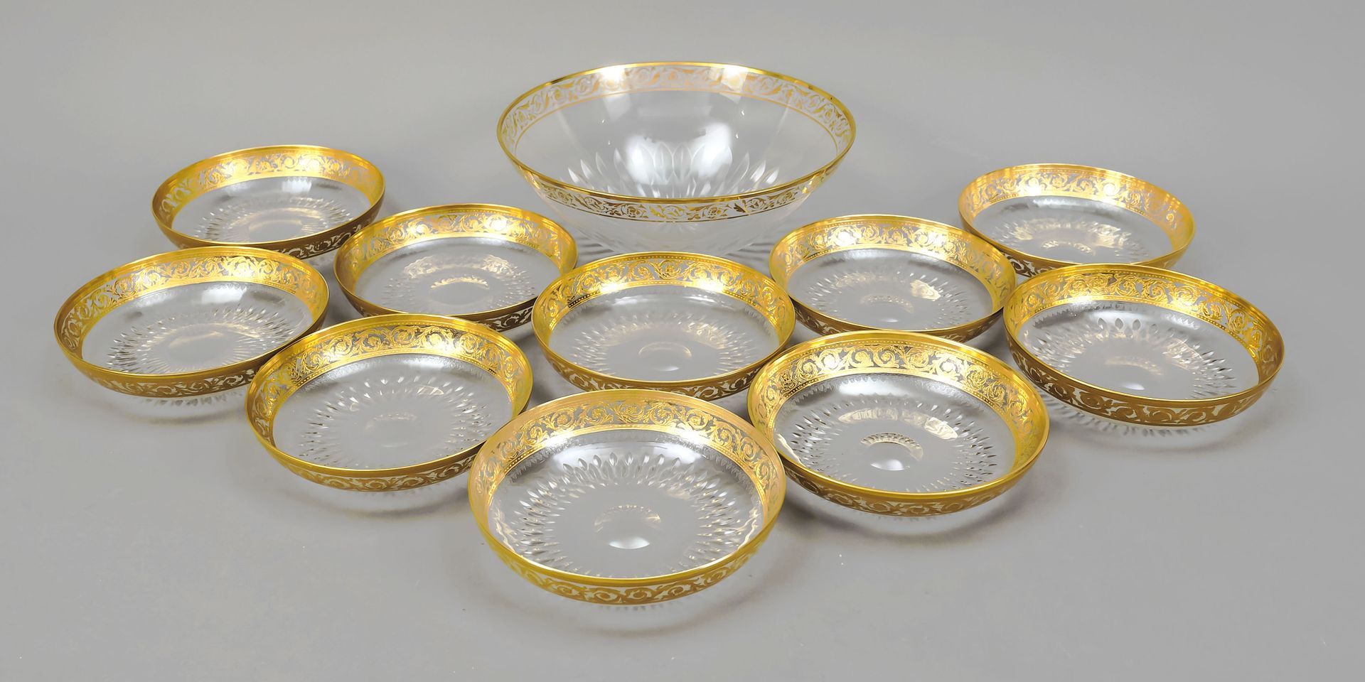 Null 11件套玻璃制品，法国，20世纪下半叶，可能是圣路易斯（无标记），包括一个碗和10个小碗，透明玻璃，有金色装饰，直径分别为14和22厘米。