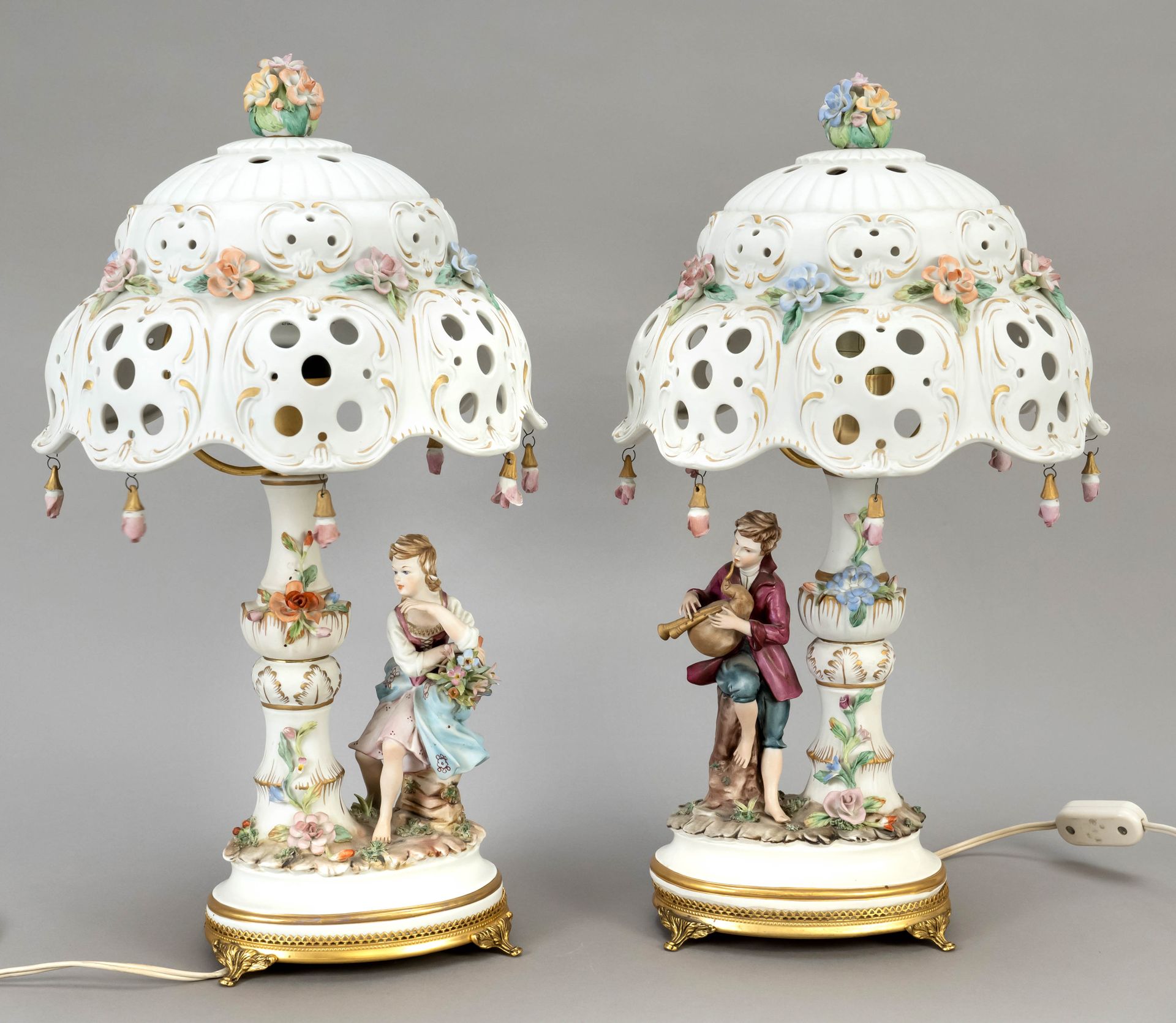 Null 两盏台灯，Capodimonte，那不勒斯，20世纪，由Pietro Carpie设计，签名，一对园丁在发光轴旁边，双色灯罩，穿孔，装饰有塑料花，在有&hellip;