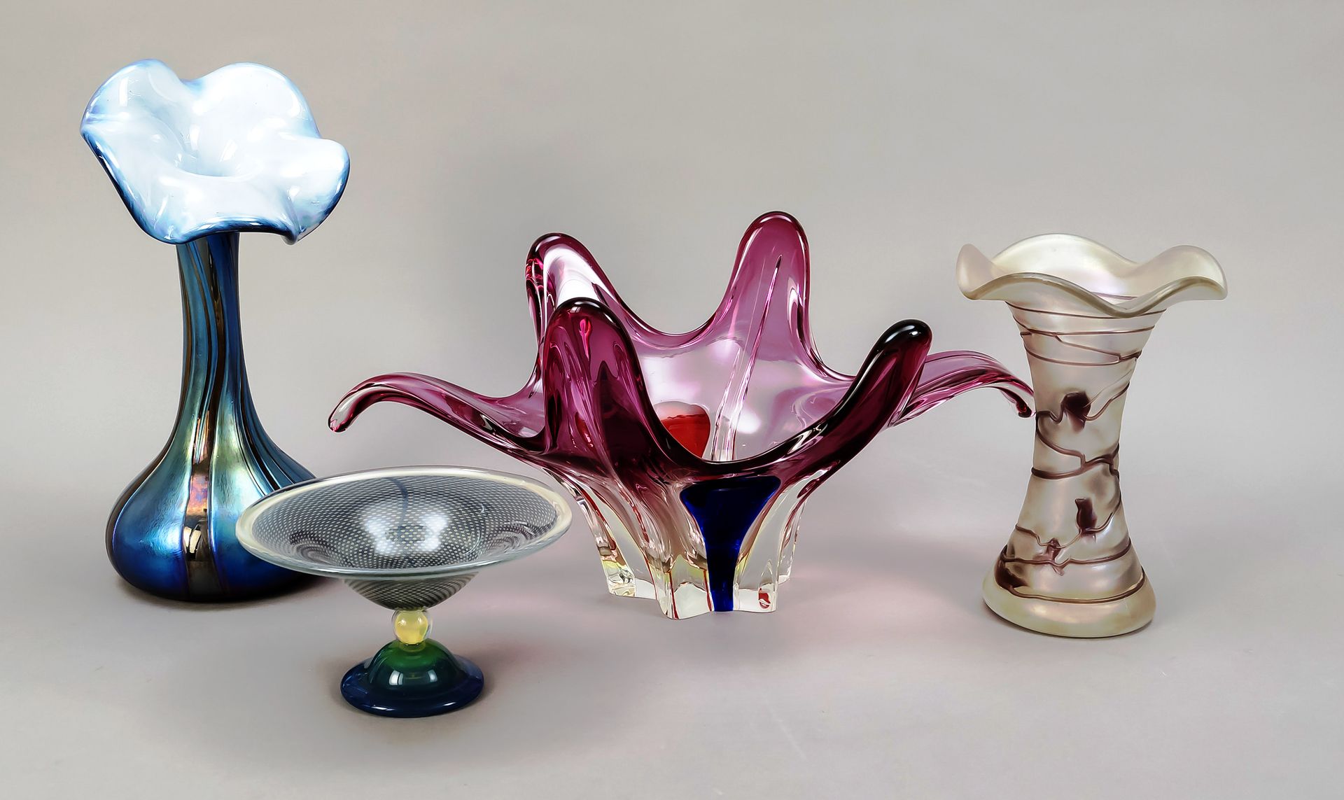 Null 四件玻璃制品，20世纪，不同的制造商，形状和大小，2个花瓶和2个碗，透明和彩色玻璃，部分有光泽，部分有轻微的碰撞，高达31厘米，长达41厘米