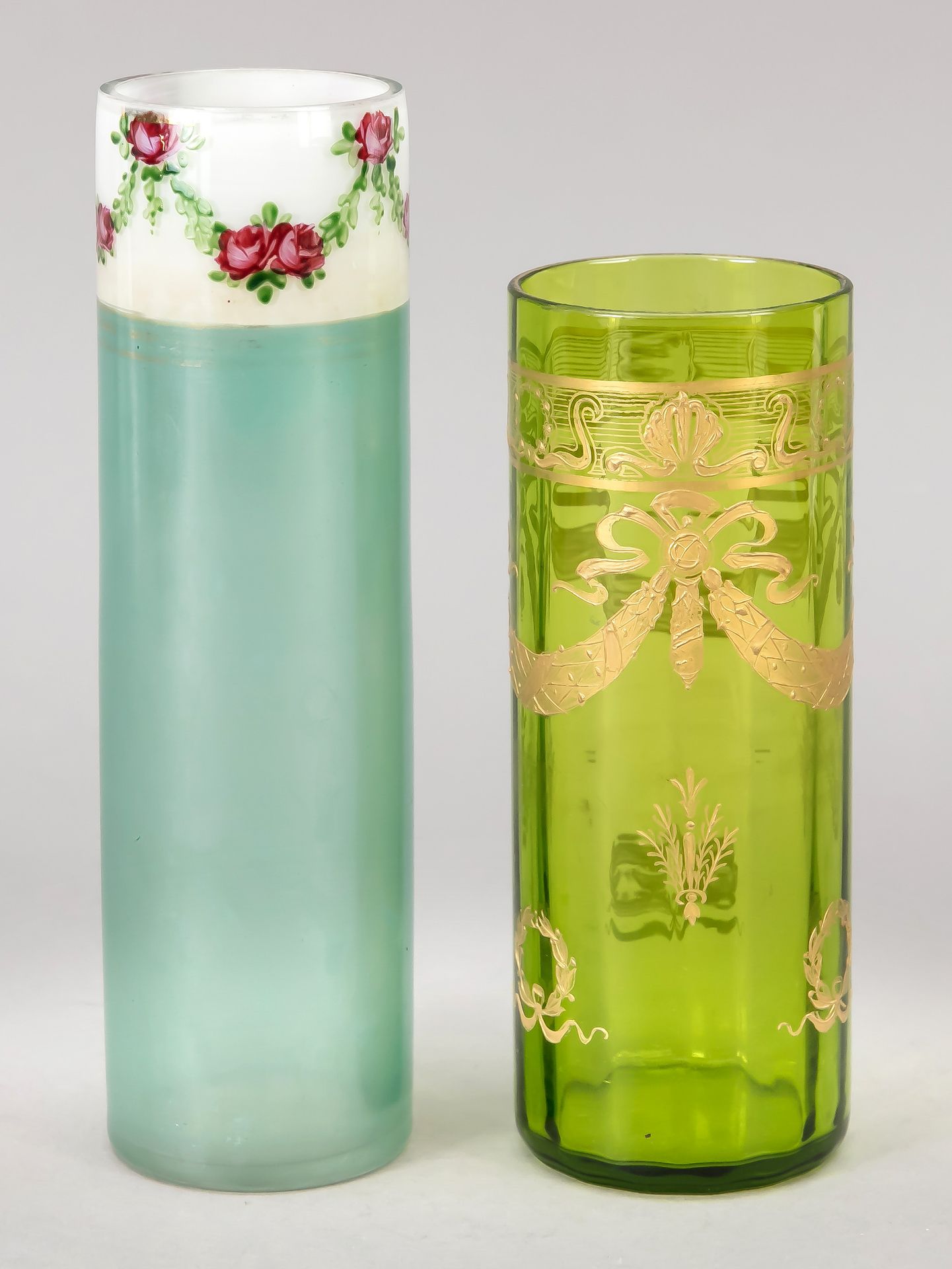 Deux vases, début du 20e s., base ronde, forme cylindrique, 1x verre vert à déco&hellip;