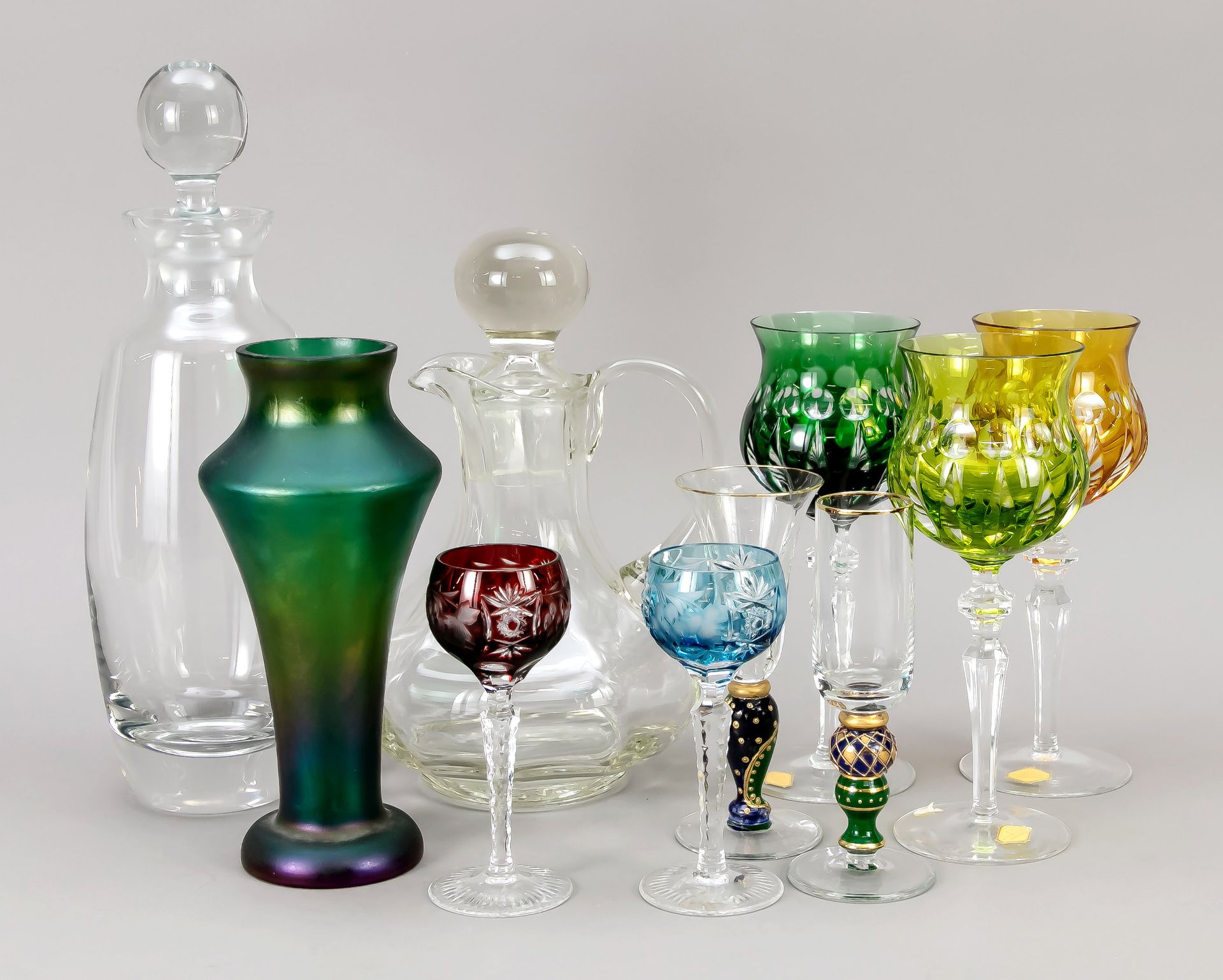 Null 混合十件玻璃制品，20世纪下半叶，2个水杯，花瓶，3个酒杯和4个利口酒杯，不同的形状和设计，高达33.5厘米