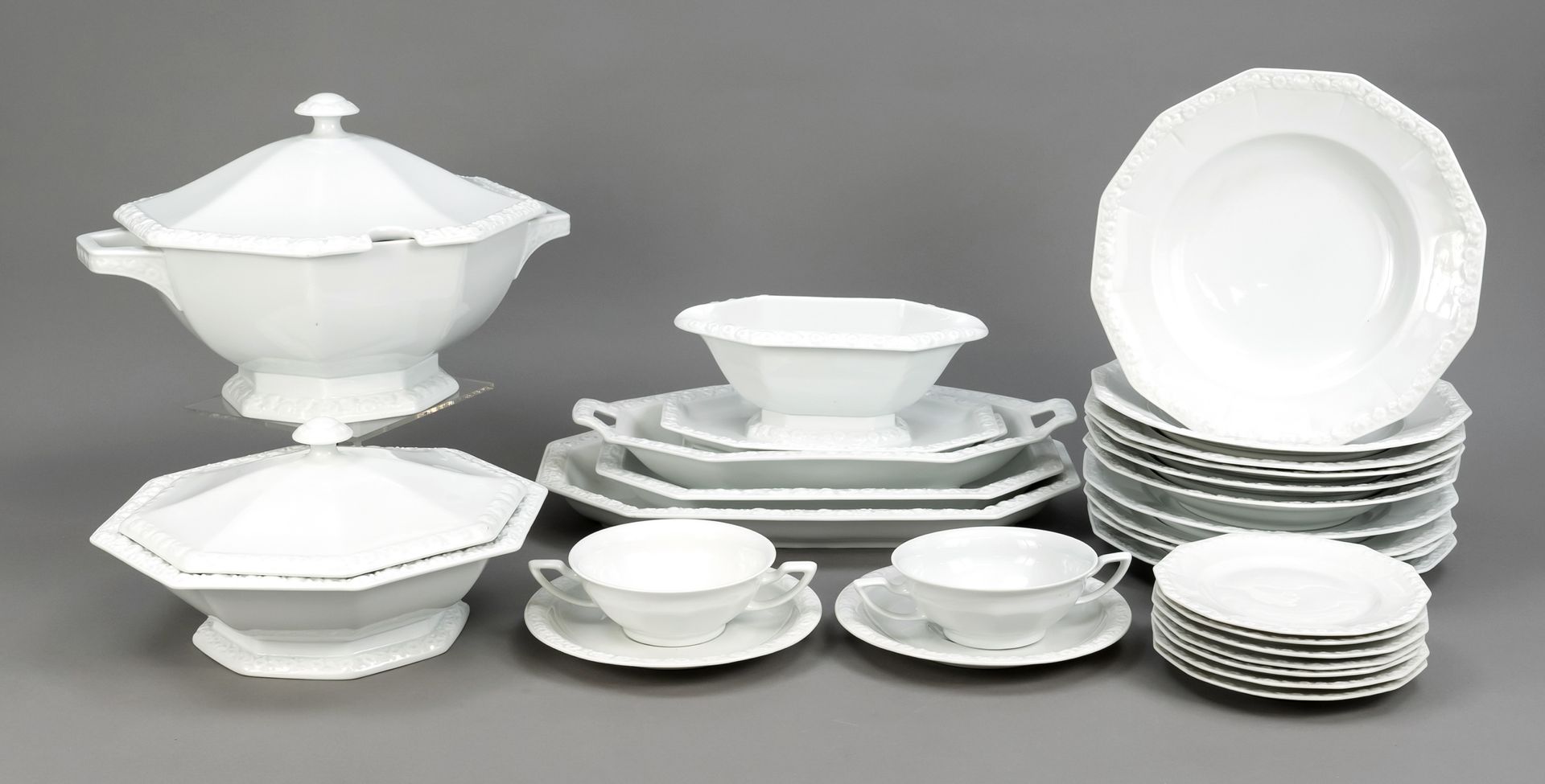 Null 大型晚餐服务，约60件，Rosenthal，20世纪，形式Maria Weiss，设计Philipp Rosenthal，13个汤杯和12个碟子，直径&hellip;