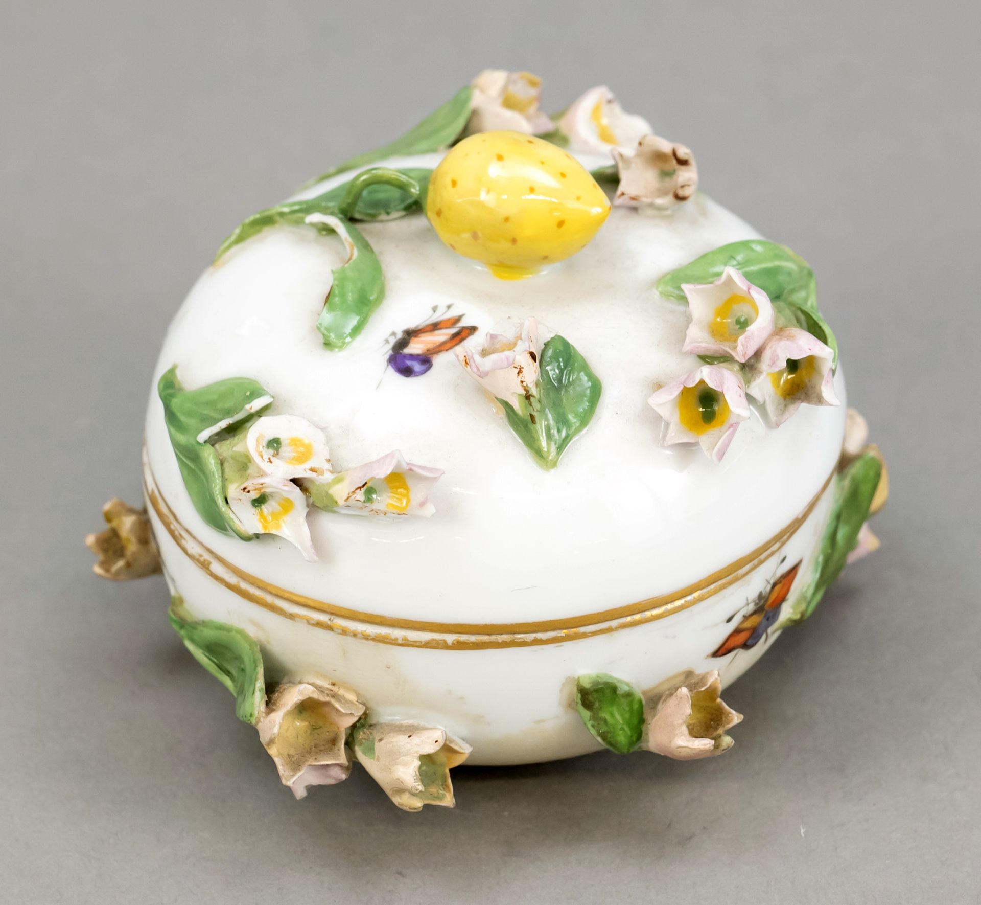 Null 圆盖盒，迈森，Knauff-Schwerter 1850-1924，第一选择，装饰有塑料花和昆虫，多色漆，金边，部分碰撞和修复，直径6.5厘米
