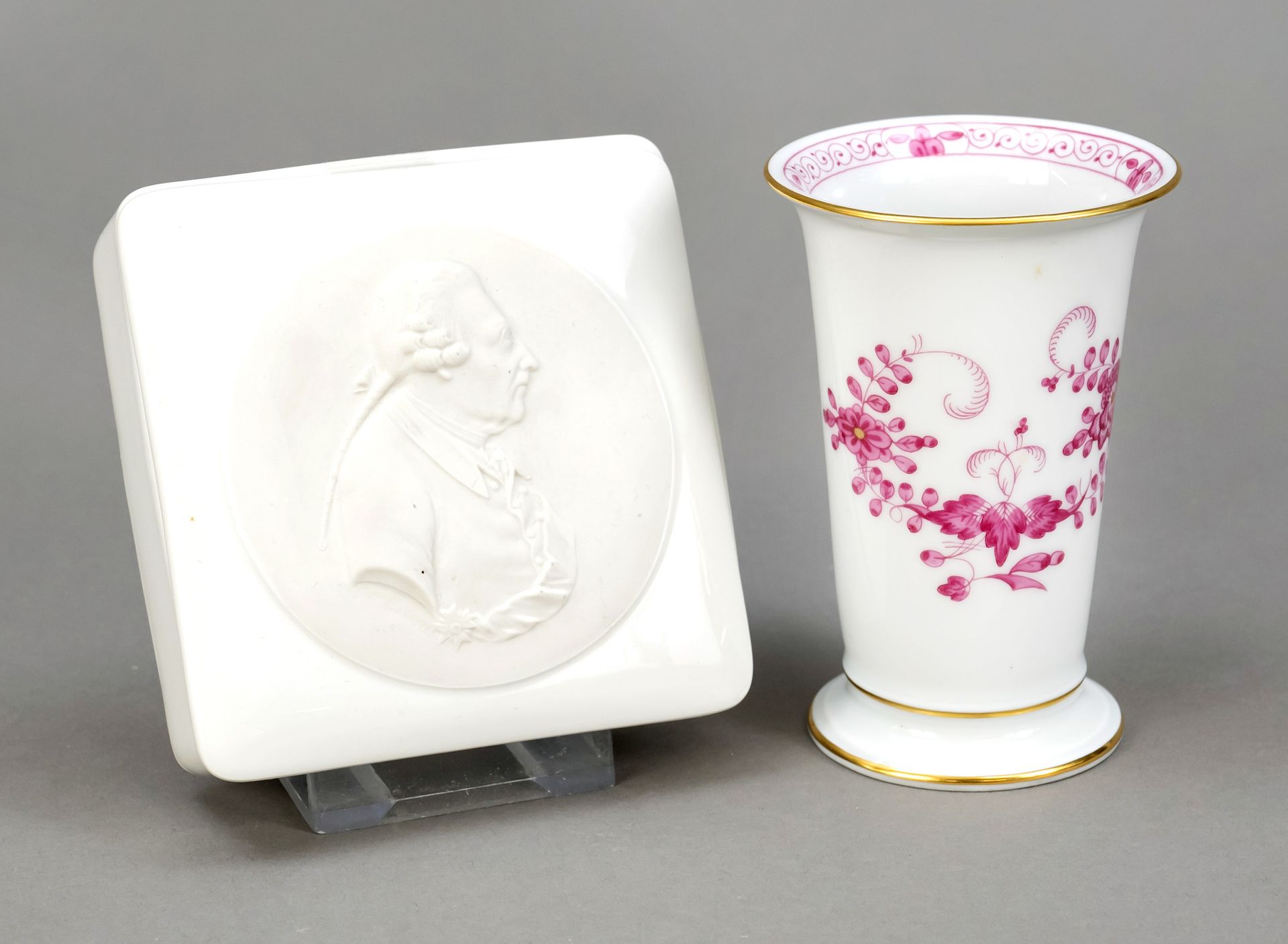 Null 花瓶，迈森，1950年后，第一选择，喇叭形，装饰印度紫，高10.5厘米，盖盒，KPM柏林，标记1962-1992，第二选择，在盖子上有腓特烈大帝肖像的&hellip;