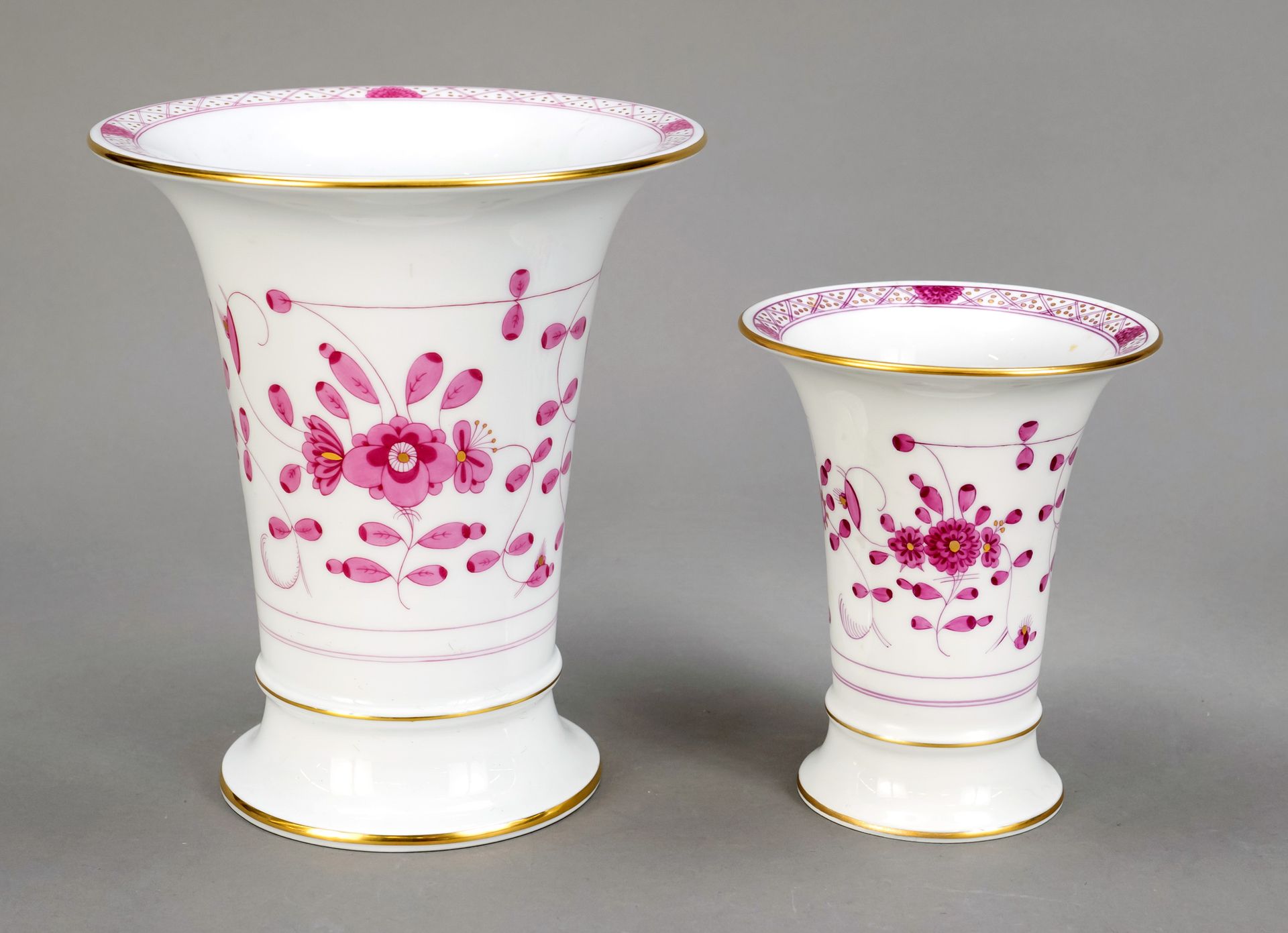 Null 一对花瓶，迈森，20世纪，第一选择，喇叭形，装饰印度紫色，装饰性镀金，高14和19厘米