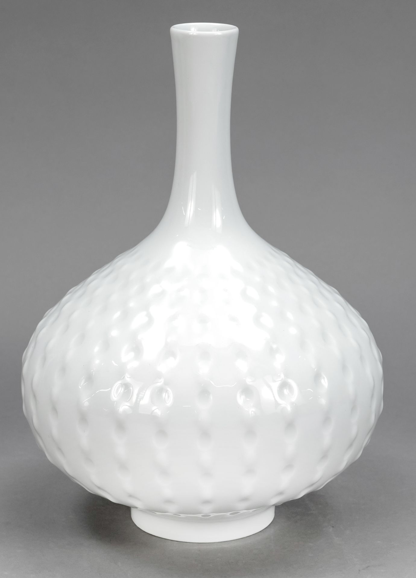 Null 河豚花瓶，1960年代，第一选择，白瓷，设计路德维希-泽佩尔（1931-2010），型号为T 280，球状，窄颈，壁上有浮雕结构，高：25厘米