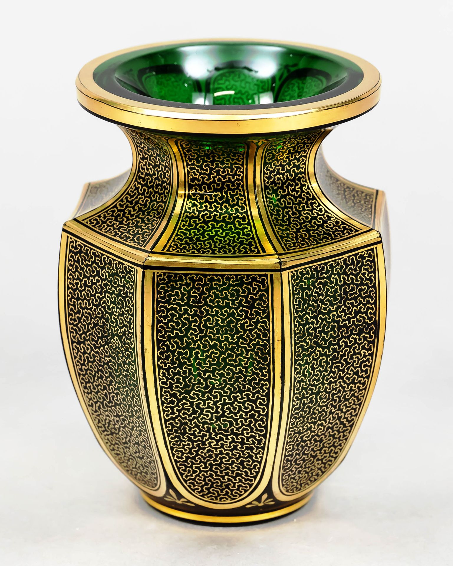 Null 花瓶，20世纪，Josephinenhütte，圆形支架，有角的壁，向肩部缩进，喇叭口边缘，绿色玻璃，有丰富的金色装饰，高12.5厘米