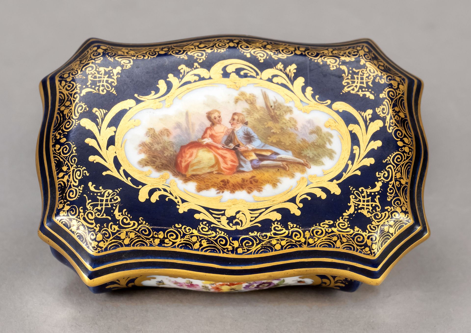Null 盖盒，迈森，Knauff-Schwerter 1850-1924，第一选择，奖章，分别以华托的英勇场景和花束为主题的多色画，钴蓝色背景，装饰性镀金，4&hellip;