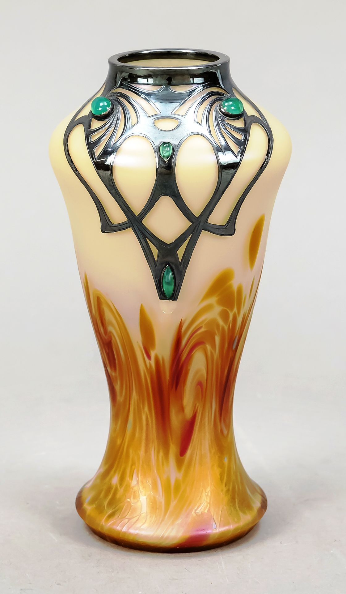 Null 新艺术主义花瓶，约1900年，圆形支架，弯曲的身体，米色，磨砂玻璃与橙色，光泽的斑点融合和金属覆盖，与4个彩色石头凸圆形，安装损坏，高16厘米