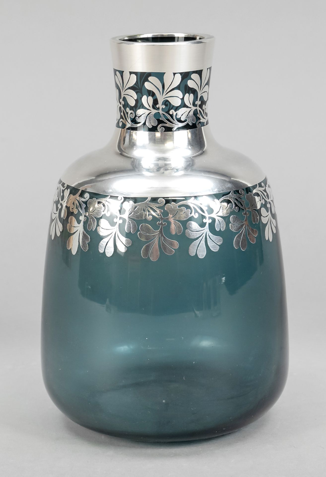 Null 花瓶，20世纪，圆形支架，瓶身有锥形壁，细长的颈部，绿色玻璃与银色覆盖，花卉装饰，高16.5厘米
