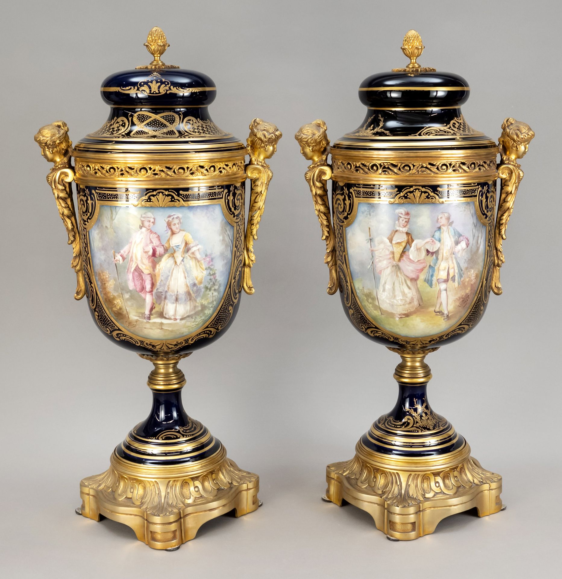 Null 一对不朽的花瓶，塞夫勒，法国，19世纪，青铜安装，盖上Cháteau de Longpre Manufacture Francaise的印章，瓮身，侧&hellip;