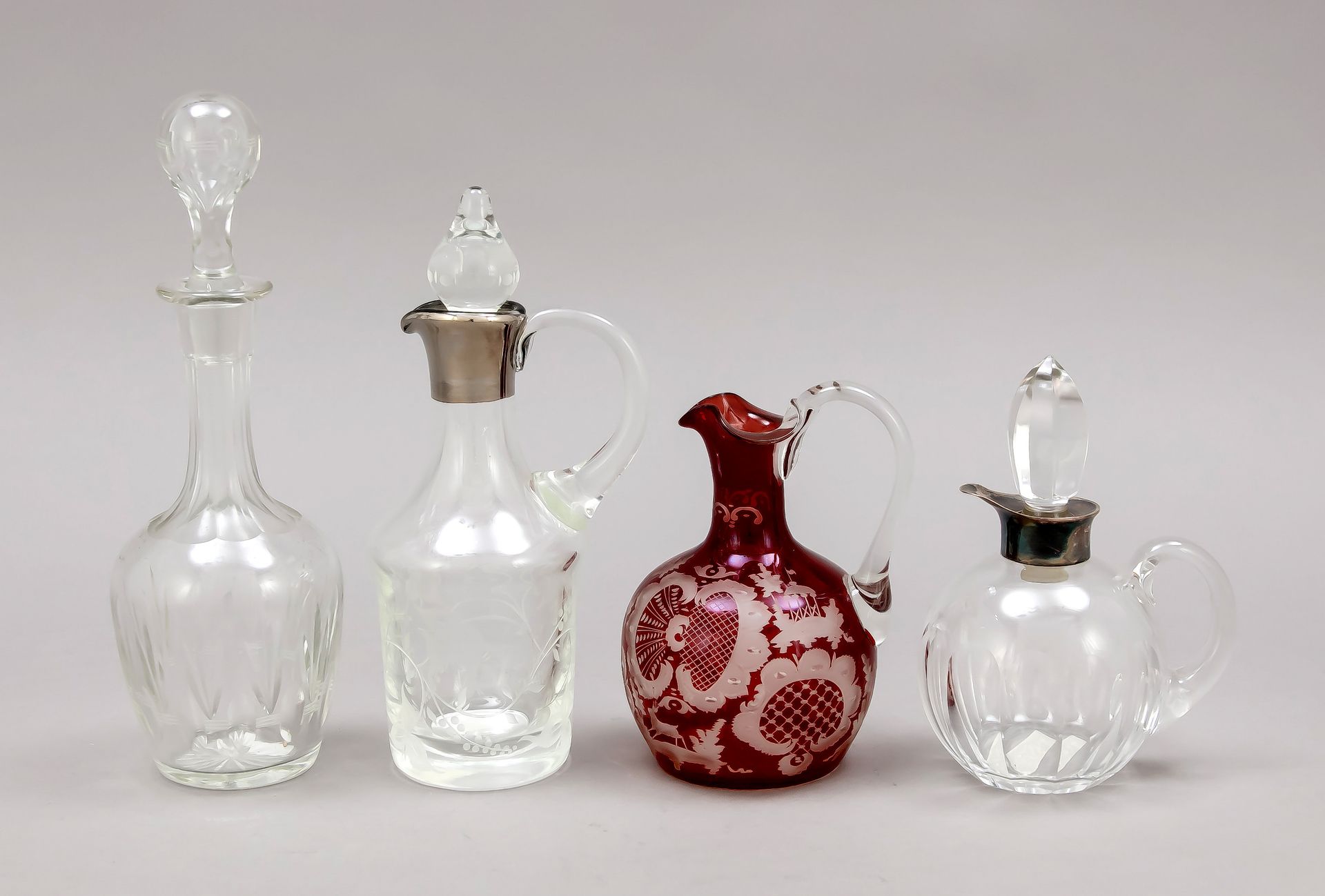 Null 四个小水杯，20世纪，不同的形状和尺寸，透明玻璃，1个红色覆盖，每个都有切割装饰，1个有颈部安装，制造商标记Hermann Bauer，Schwäbi&hellip;