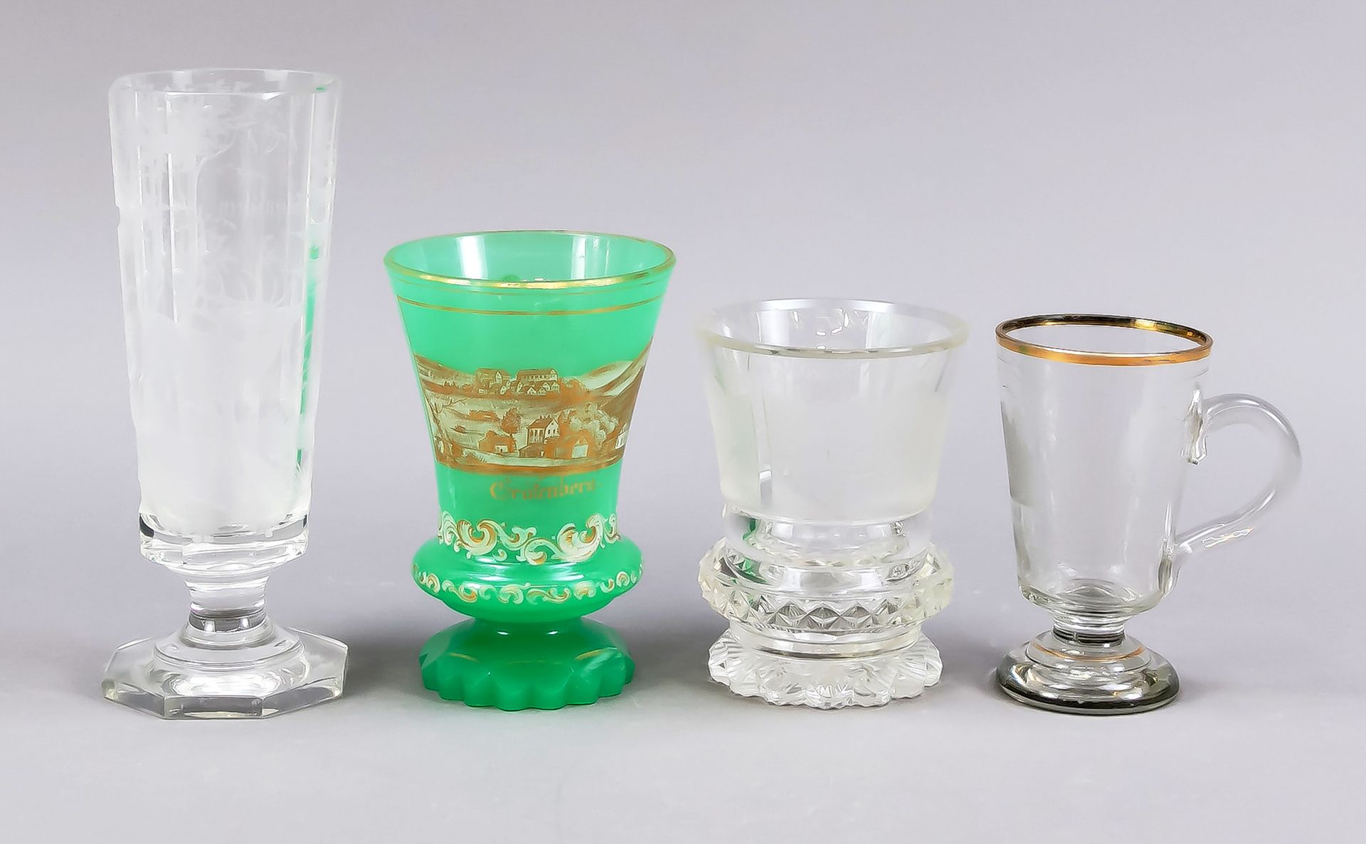Null 一套四只纪念杯，19/20世纪，不同的形状和大小，3只透明1只绿色玻璃，每只都有丰富的切割装饰，2只有金色，高达18.5厘米。