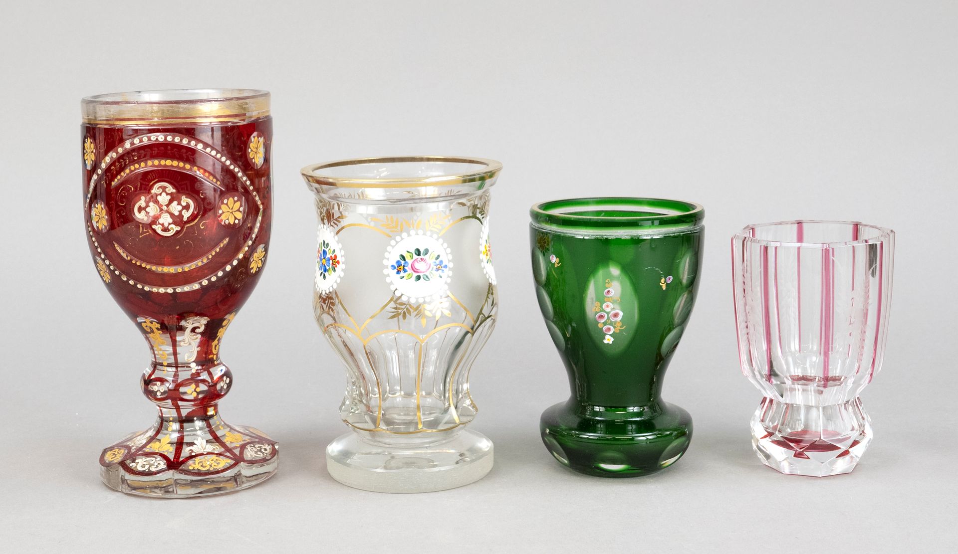Null Grupo de cuatro vasos, siglo XX, diferentes formas y tamaños, vidrio transp&hellip;