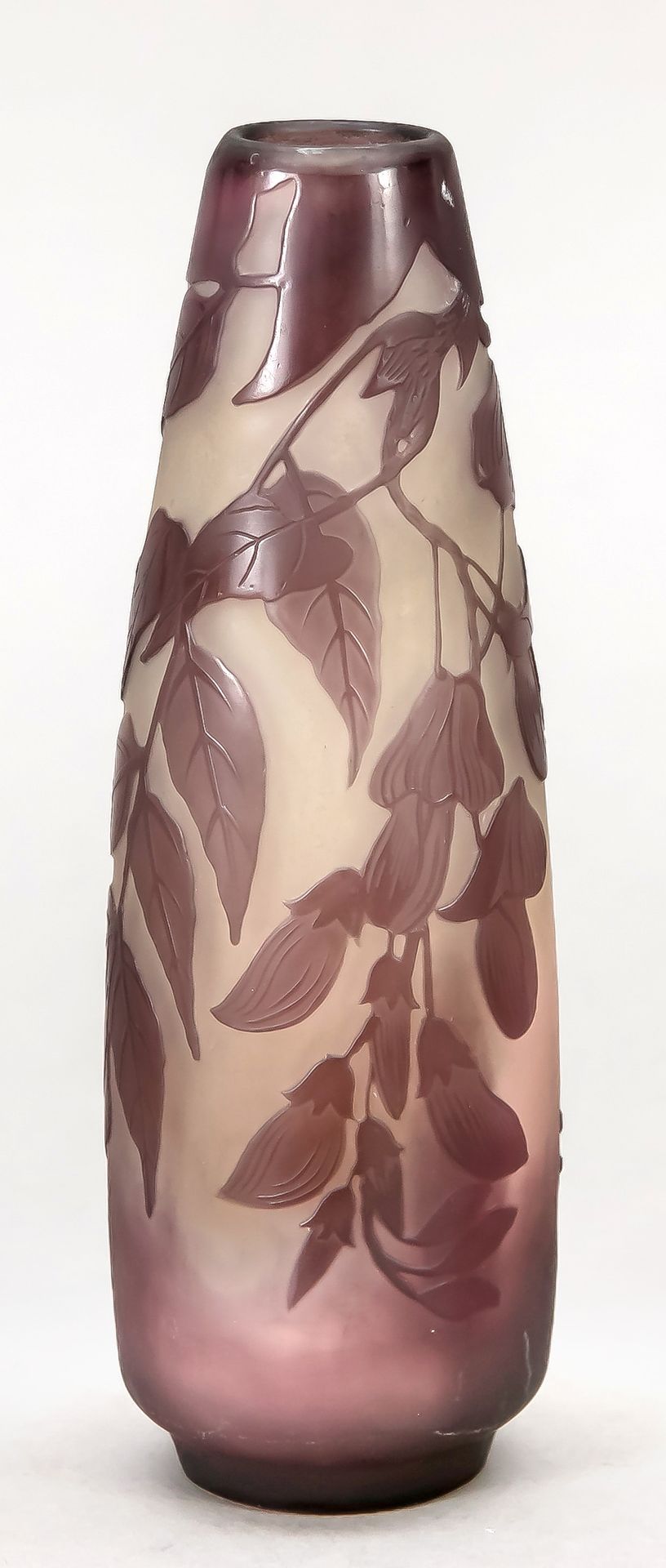 Null 花瓶，法国，20世纪，Emile Gallé，南锡，圆形支架，细长的身体，透明磨砂玻璃，部分覆盖着紫色，有蚀刻的花卉装饰，签名，高16厘米