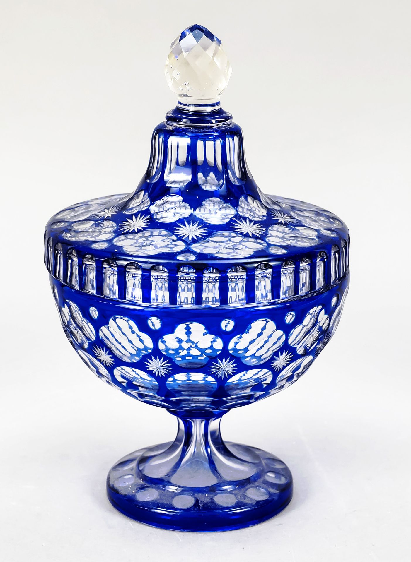 Null Bonbonnière，20世纪，圆形支架，短轴，瓮形主体，透明玻璃，部分蓝色覆盖，切割装饰，高23.5厘米