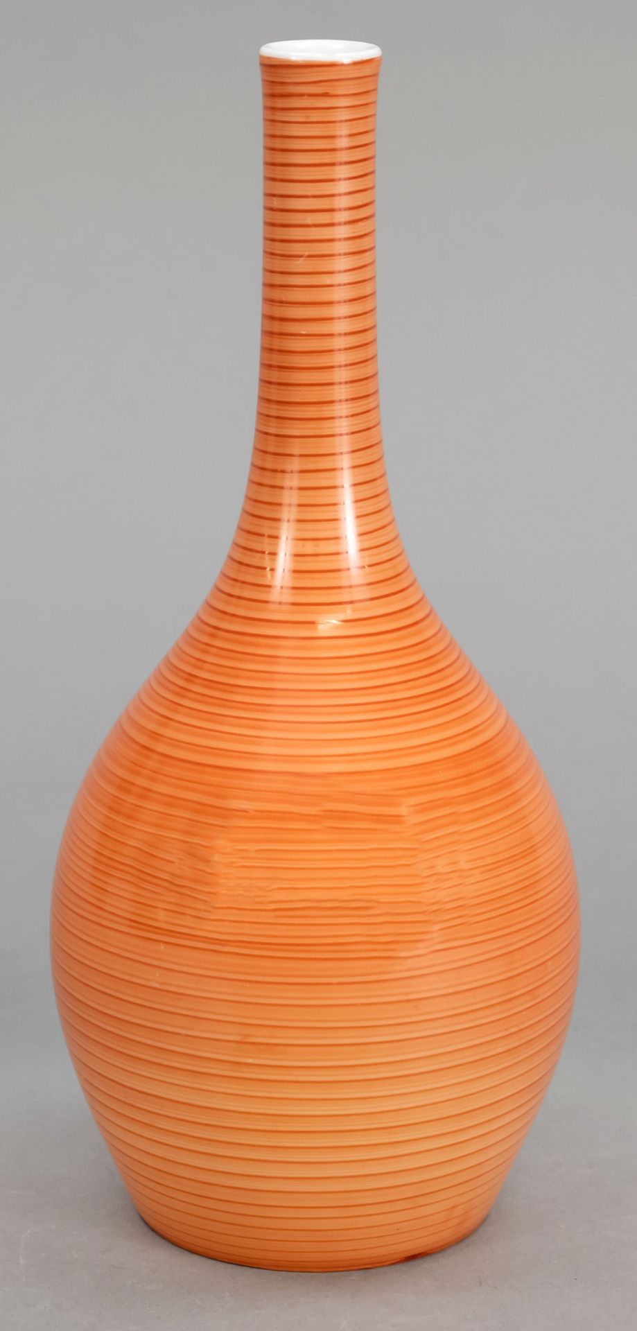 Null 花瓶，KPM柏林，20世纪下半叶，1W，红色帝国球状标记，瓶形，有珊瑚红条纹装饰，高20.5厘米