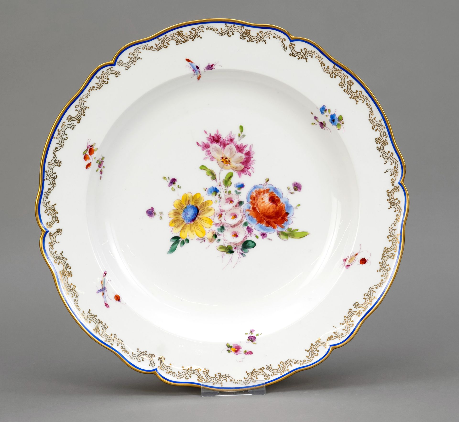 Null 大圆碗，KPM，标记1870-1945，第一选择，画家标记，1901年的年号，形式为英式光滑，多色画有德国花和昆虫，金边，蓝色边缘，直径31.5厘米