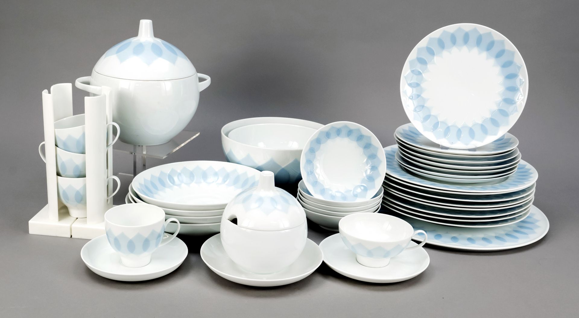 Null 大型8人晚餐和咖啡服务，50件，Rosenthal，Studio-line，由Björn Wiinblad设计，形式为Lotus，圆盖汤锅，宽22厘米&hellip;