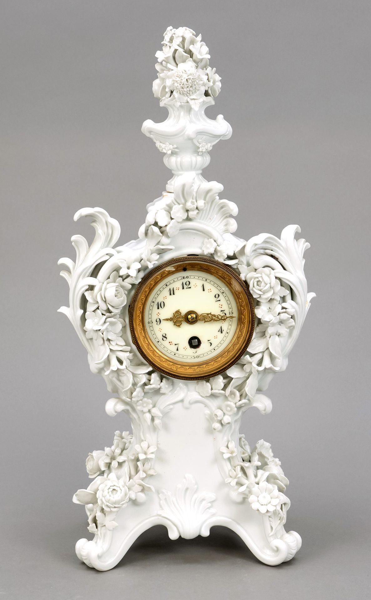 Null 一个白色的壁炉钟，迈森，标记1924-34，1.W.，洛可可形式，丰富的塑料花装饰，白色，冠以花棱镜，凸起，型号D 16，圆形表盘与阿拉伯数字，略微凸&hellip;