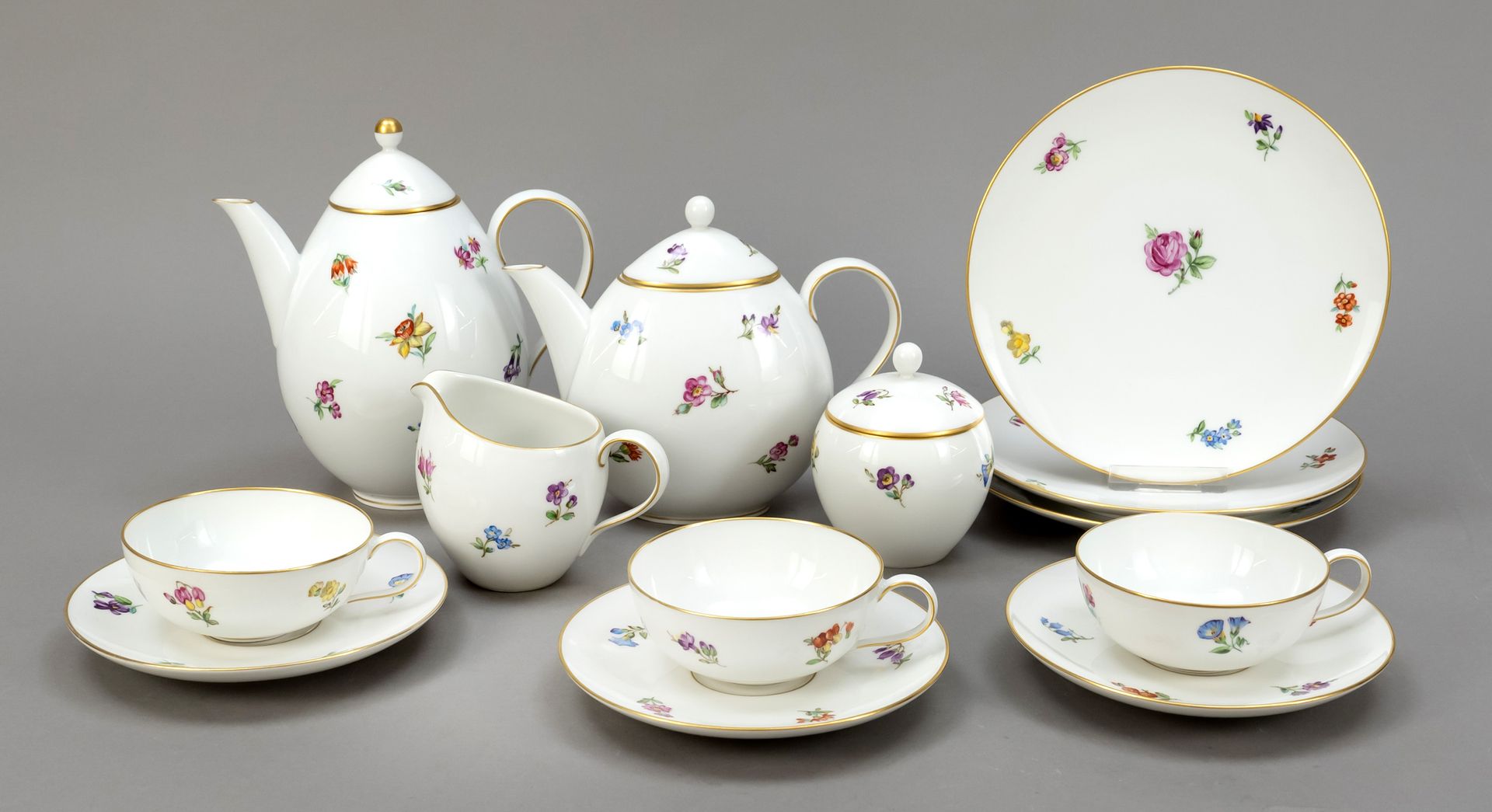 Null 3人服务，13件，KPM柏林，20世纪中期，第二选择，形式乌尔比诺，设计Trude Petri，多色画与散花，金边，2个壶，高16和18厘米，3个茶杯&hellip;