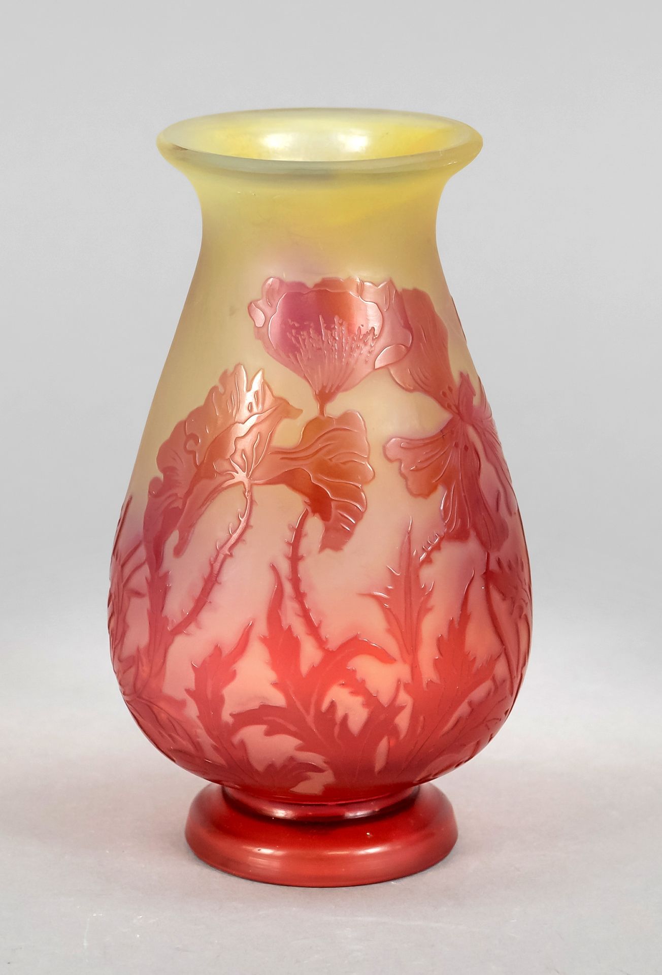 Null 花瓶，法国，20世纪初，Emile Gallé，南锡，圆形支架，水滴形瓶身，喇叭口边缘，透明的非黄色玻璃，覆盖着红色的蚀刻花卉装饰，签名，高13厘米。