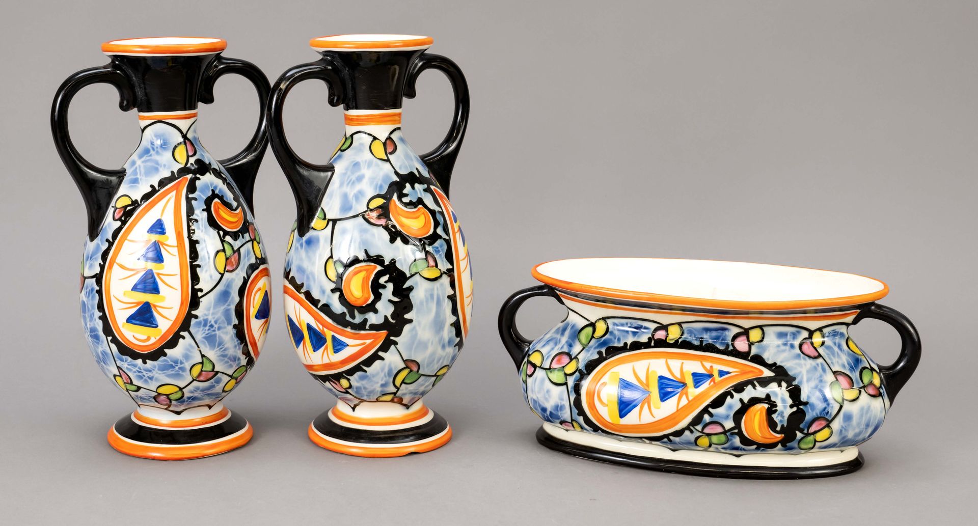 Null 装饰艺术套装，3件，捷克斯洛伐克，20世纪，花园和2个侧板花瓶，多色几何装饰，1个花瓶底部有缺口，花园，宽25厘米，2个花瓶，高25厘米。