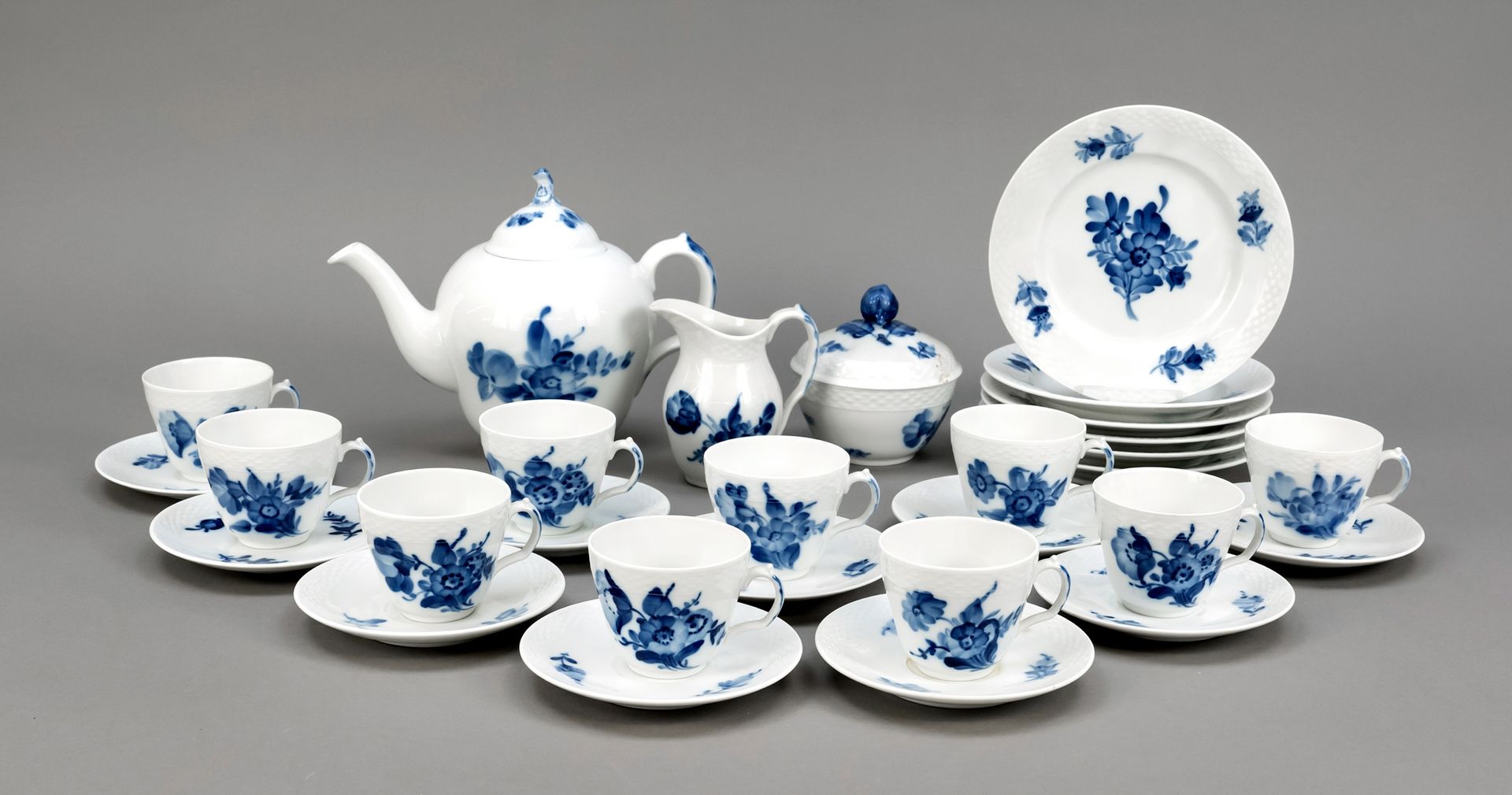 Null 咖啡服务，29件，皇家哥本哈根，20世纪末，形式为Ozier，装饰为釉下蓝花，壶，高16厘米，10个杯子与碟子，高6.5厘米，6个蛋糕盘，直径15.5&hellip;