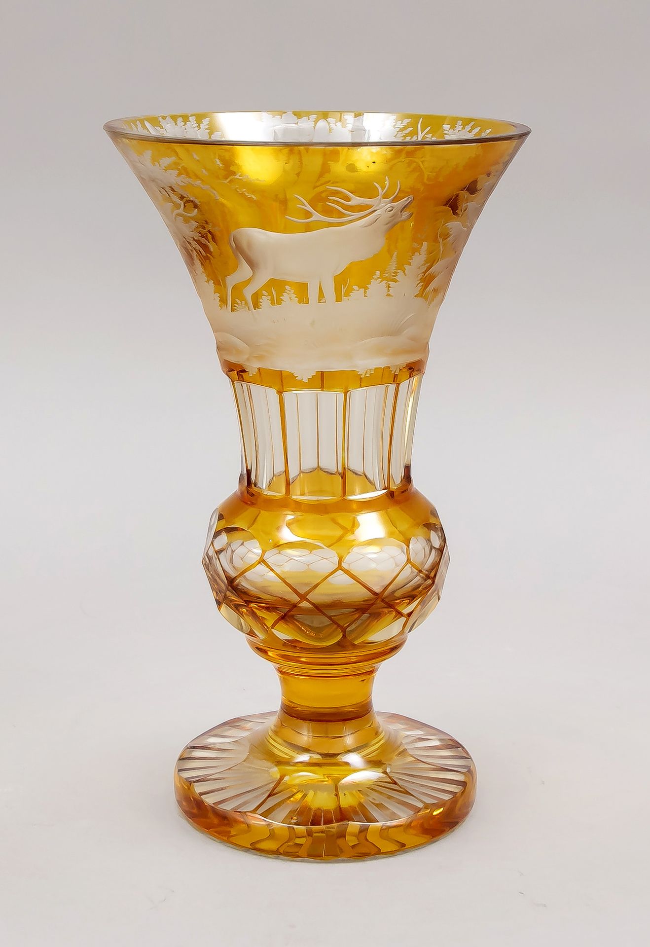 Null 花瓶，20世纪上半叶，圆形支架，短轴，瓶身下部呈球状，上部拓宽为车夫状，透明玻璃，主要是琥珀色的蚀刻，有丰富的切割装饰，风景与咆哮的鹿，高25.5厘米