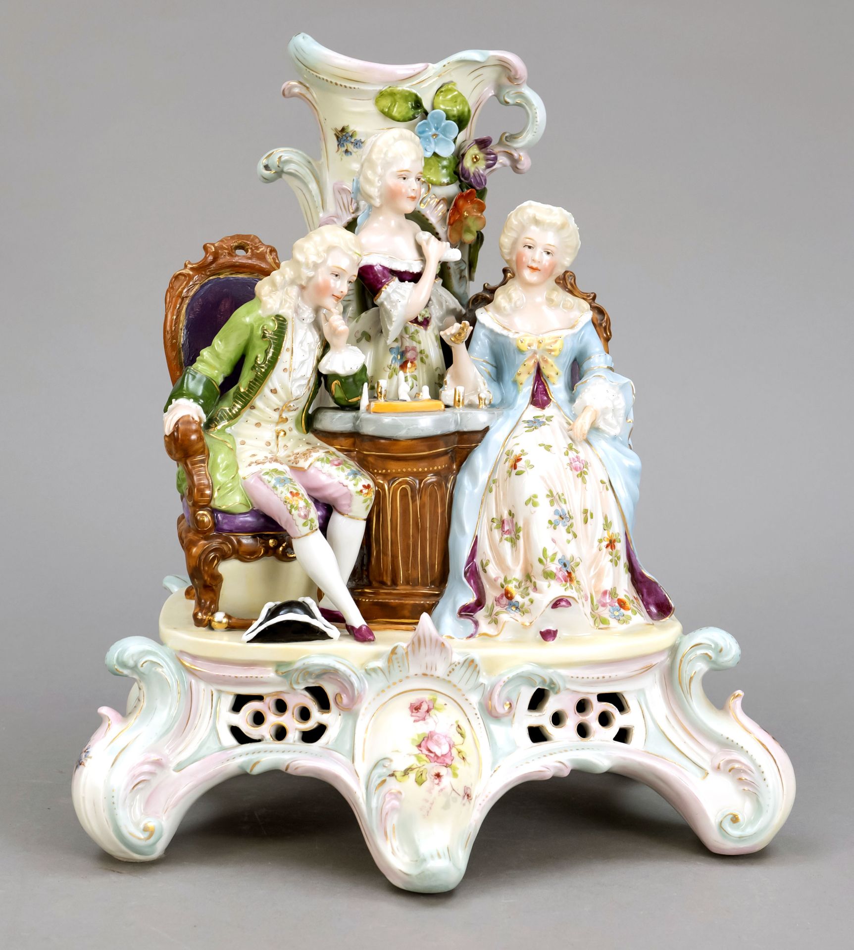 Null 图案瓷瓶，肘部，波西米亚，约1900年，优雅的洛可可式夫妇在下棋，旁边是一个正在寻找的女孩，在一个带涡旋脚的镂空基座上，可用作灯座或花瓶，多色漆和装饰&hellip;