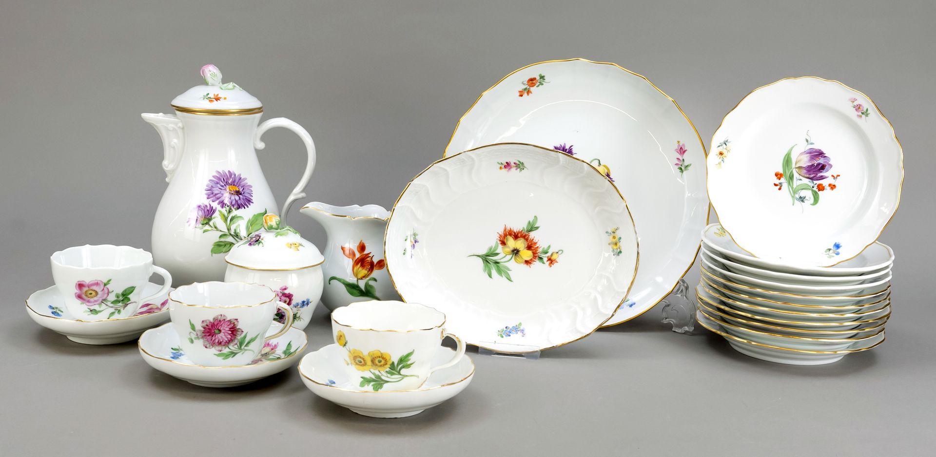Null 迈森咖啡服务，20世纪，第二W和代表，与多色的花卉绘画，主要是与黄金的边缘，部分磕碰，咖啡壶，高23,5厘米，奶油壶，高12,5厘米，糖碗，高11,5&hellip;