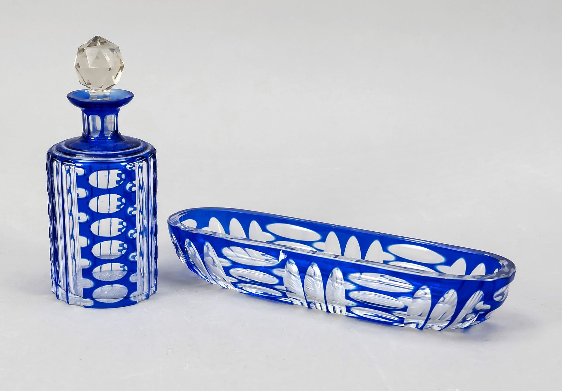 Null 纵向椭圆形碗和灯塔，20世纪，透明玻璃，部分蓝色覆盖，切割装饰，长21.5厘米，高15厘米