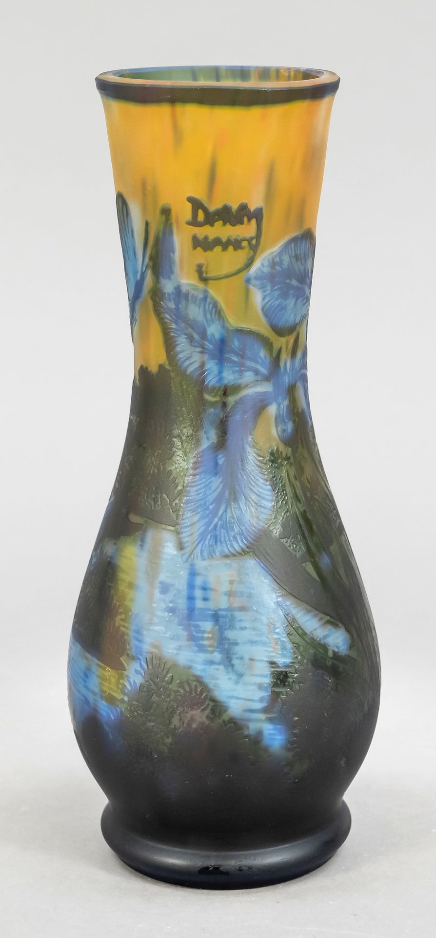 Null 花瓶，20世纪，圆形支架，水滴状瓶身，透明玻璃与多色融为一体，蚀刻的花卉装饰，标有Daum Nancy，高23.5厘米