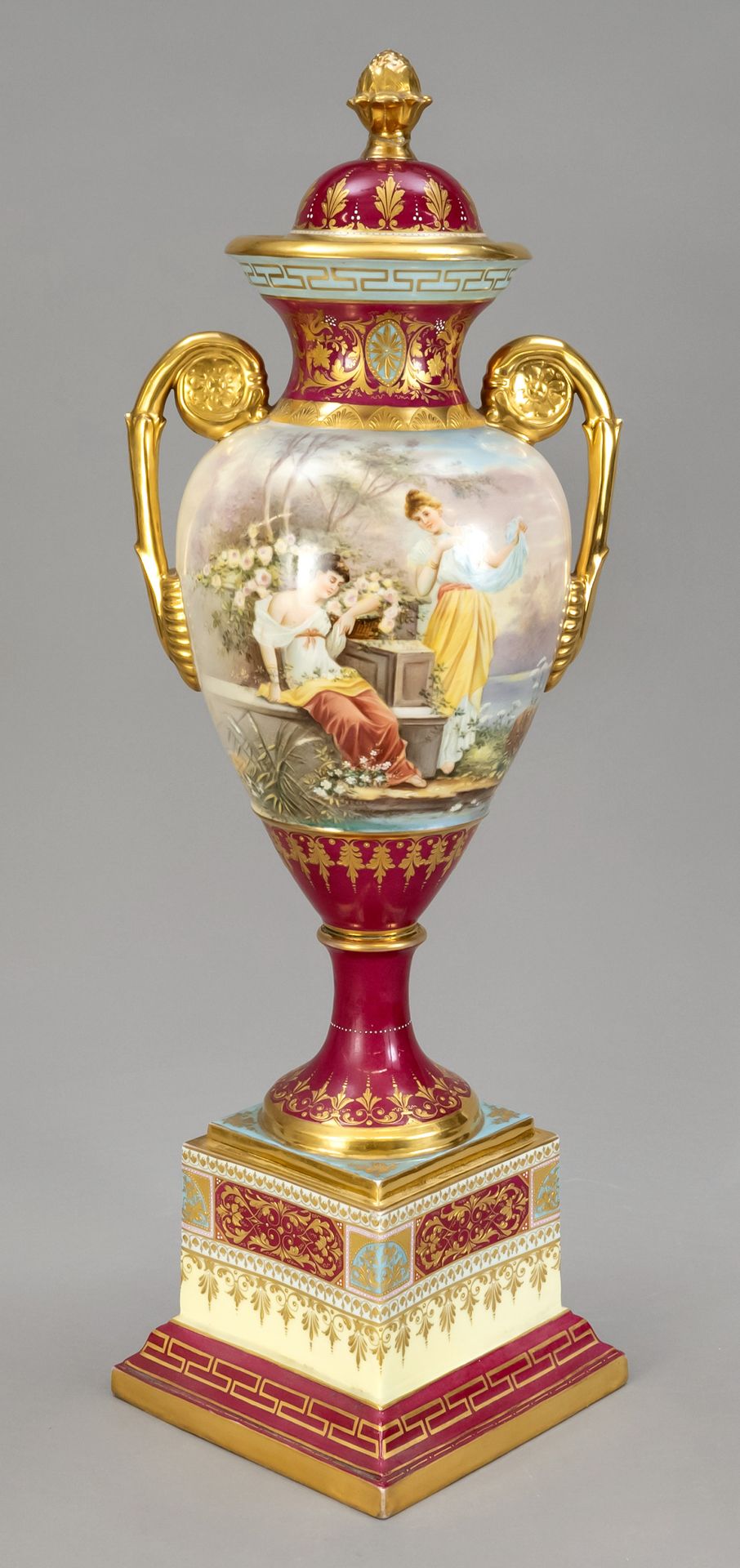 Null 一个华丽的有盖花瓶，图林根州，约1900年，维也纳风格，椭圆形的瓶身有凸起的花环把手，圆脚和方形底座，圆弧形的盖子上有花蕾形状的尖形把手，胶合，多色画&hellip;