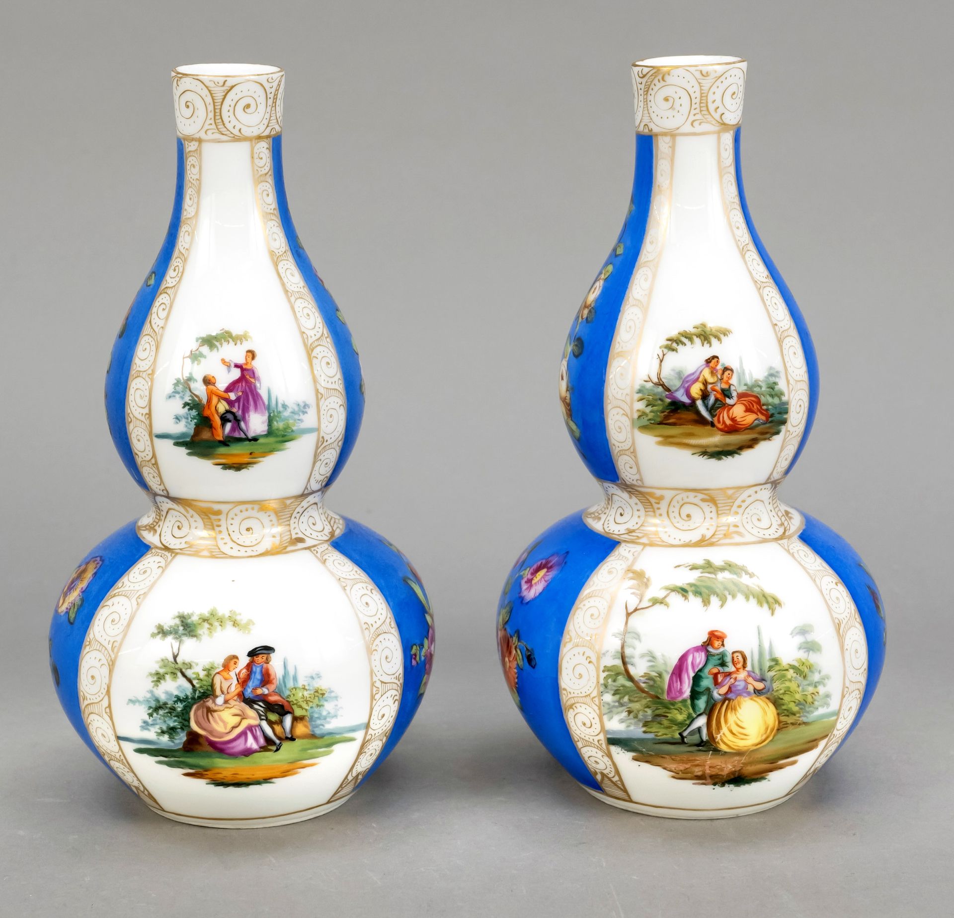 Null 一对双葫芦花瓶，Helena Wolfsohn，德累斯顿，标记1875-1883，多色画，模仿瓦托的英勇的洛可可场景，在蓝色的地面上改变了花卉画，装饰&hellip;