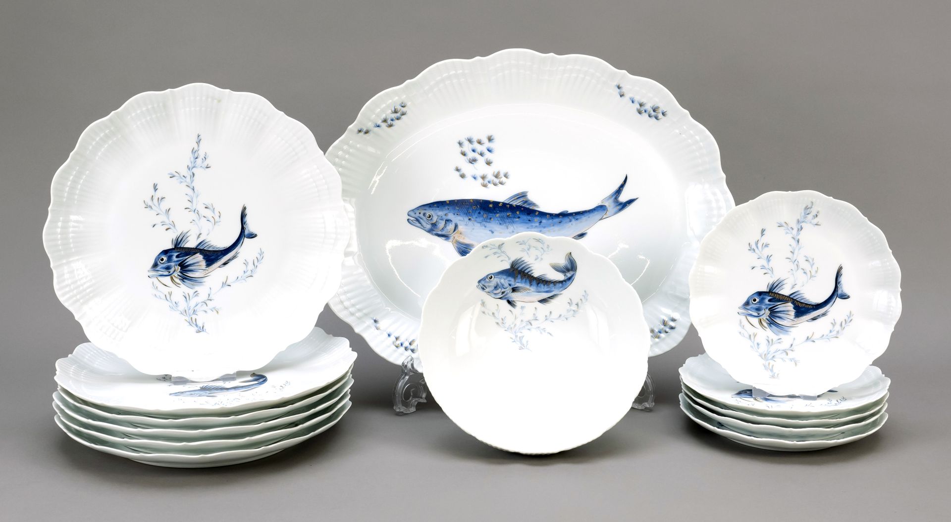 Null 鱼服务，Giraud/Limoges，13件，浮雕贝壳形式，有不同的蓝色和金色的鱼装饰，圆盖炖盅，直径20厘米，5个开胃盘，直径18厘米，6个餐盘，1&hellip;