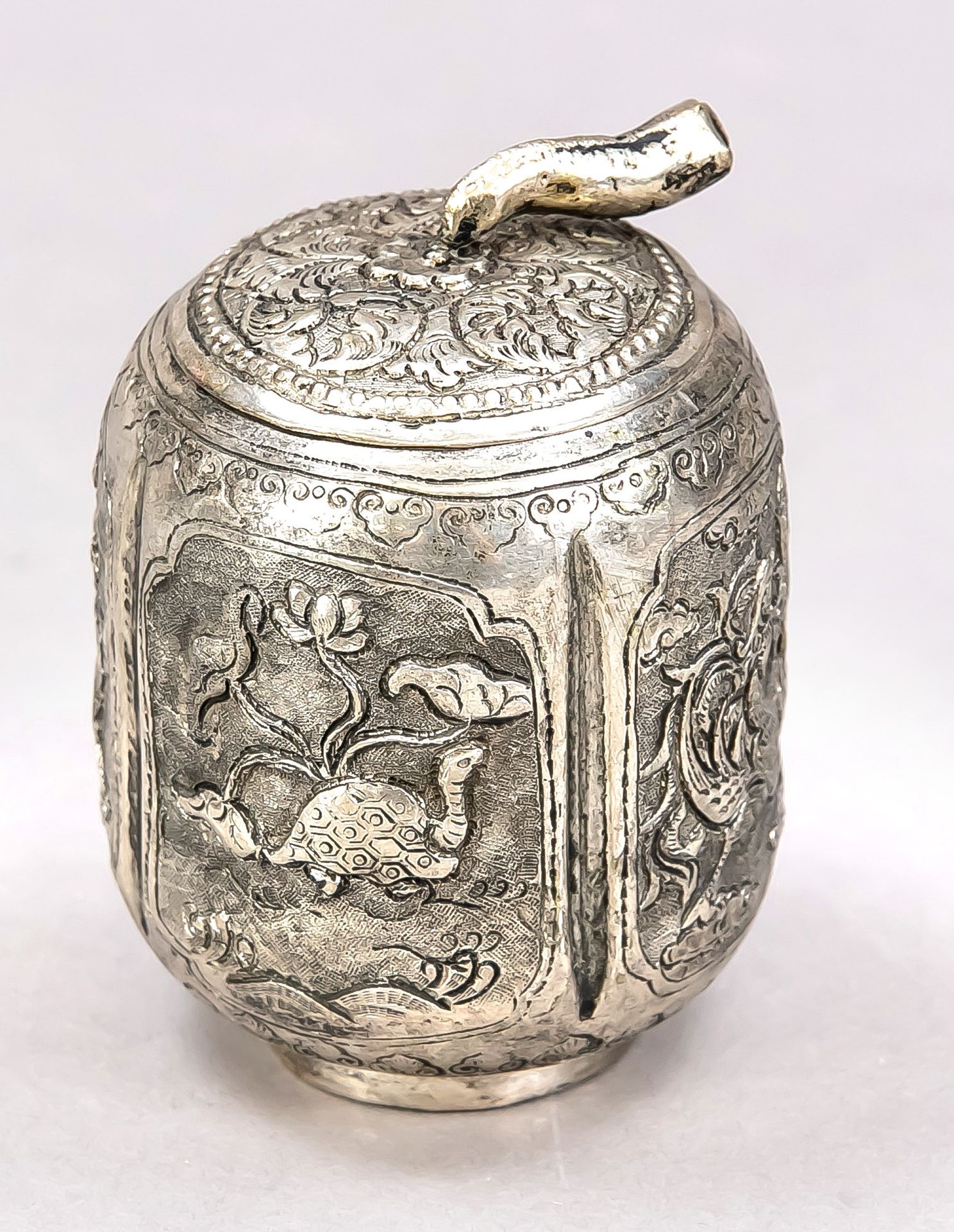 Null Gourd-shaped lidded box, China, 19th century, silver plated. All sides deco&hellip;